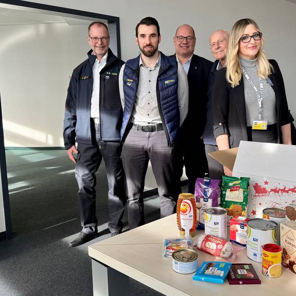 Klaus-Dieter Voos vom THW, Alexander Kohrs (Metro), Schirmherr Stefan Hebbel, Adolf Staffe von der Tafel und Nathalie-Patricia Moneta (Metro) mit dem Weihnachtspaket für 2025