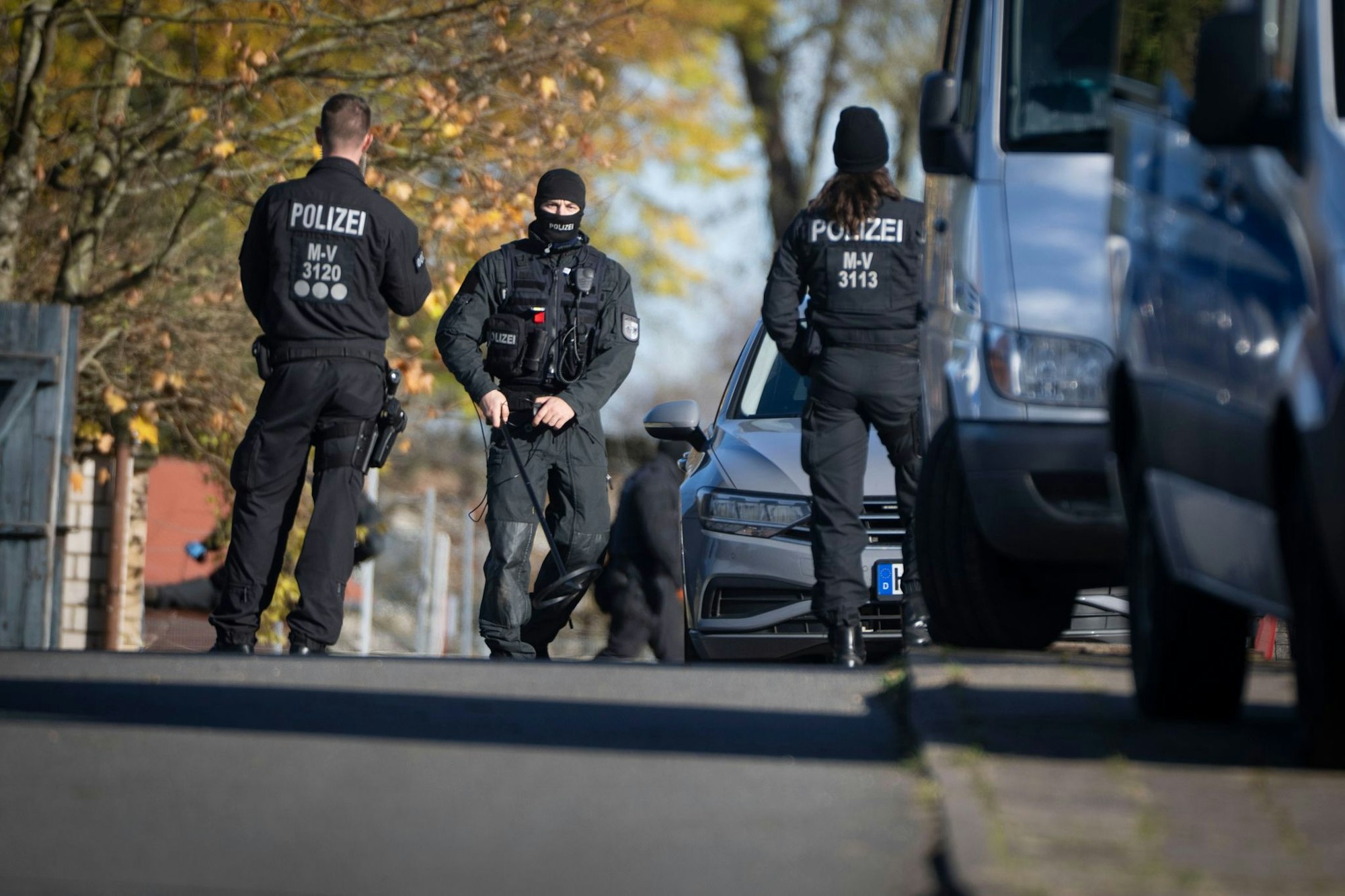 Erneut durchsuchte die Polizei Häuser.