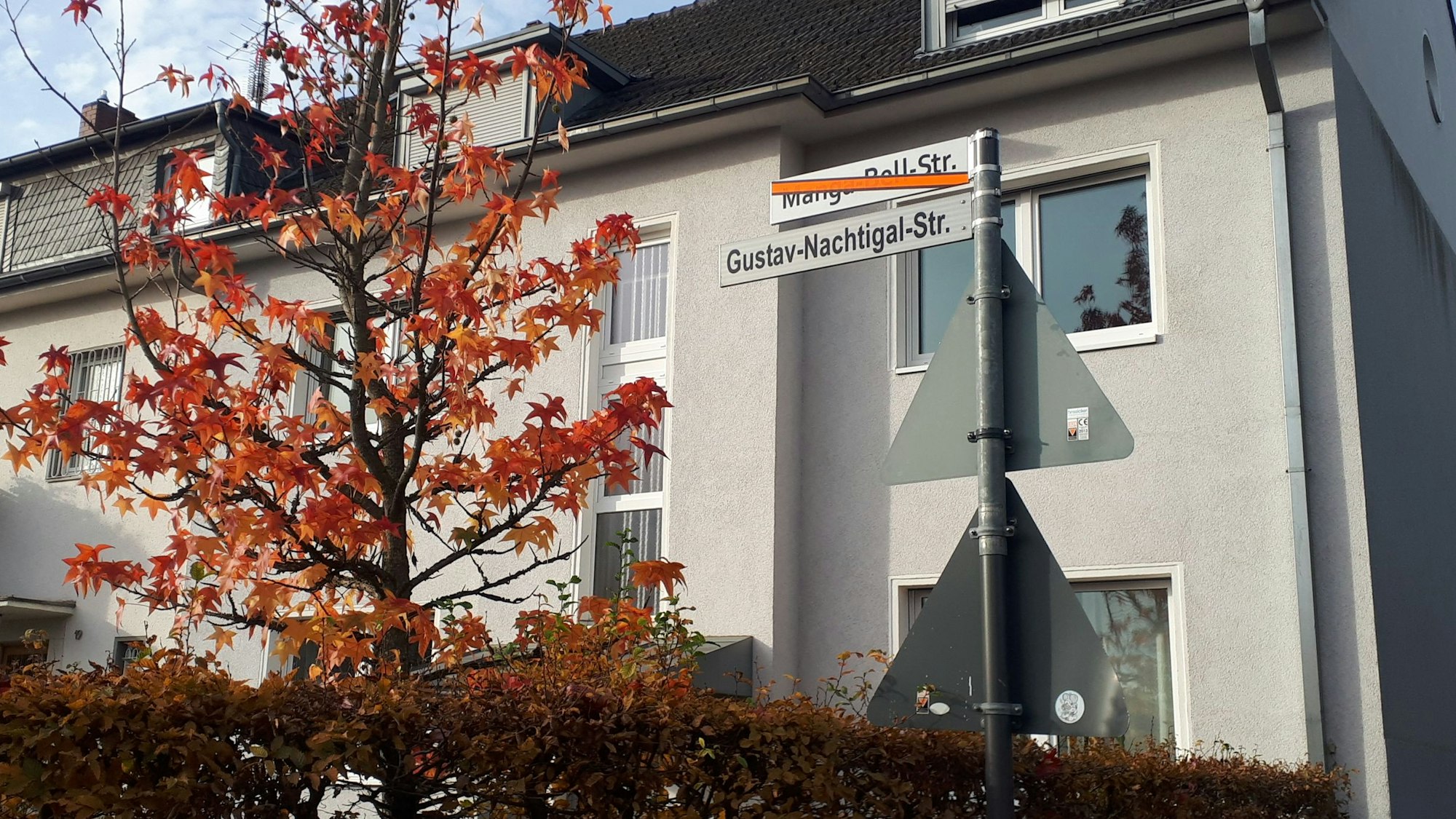 Die neuen Schilder für die Manga-Bell-Straße sind angebracht. Noch ist die beschlossene Umbenennung jedoch nicht in Kraft getreten.