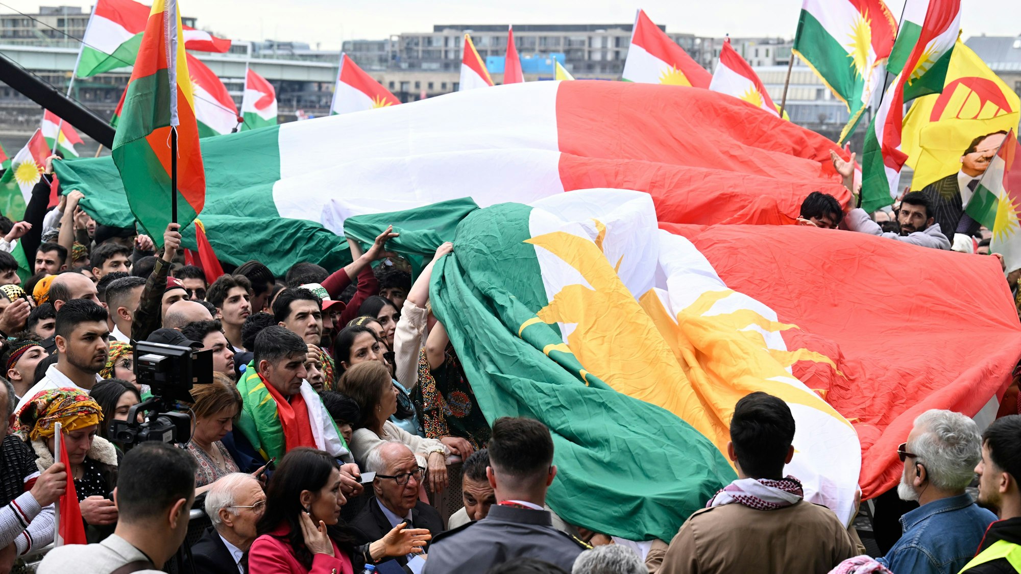 Zuletzt demonstrierten im März mehrere Zentausende Kurdinnen und Kurden zum Neujahrsfest „Newroz“ in Köln.