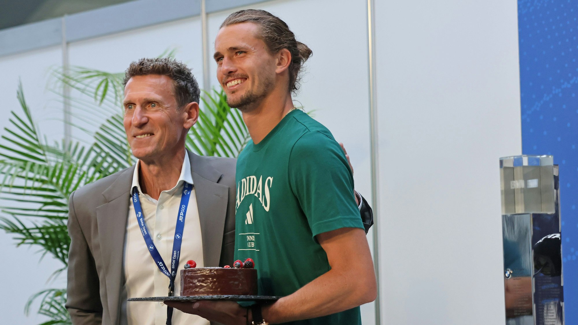 Turniersieger, Alexander Zverev GER bekommt vom Turnierdirektor Patrik Kühnen einen Schokokuchen zum Geburtstag, Pressekonferenz nach dem Spiel, Tennis / BMW Open by Bitpanda ATP, Tennis Herren 500 / Finale / Einzeln / München / 20.04.2025 / FOTO: Mladen Lackovic / LakoPress *** Tournament winner, Alexander Zverev GER receives a chocolate cake for his birthday from tournament director Patrik Kühnen, press conference after the match, Tennis BMW Open by Bitpanda ATP 500 Final Singles Munich 20 04 2025 PHOTO Mladen Lackovic LakoPress