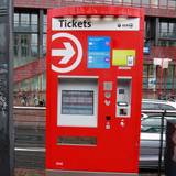 19.04.2024, Köln: Ein Fahrkartenautomat der Kölner Verkehrsbetriebe (KVB). Laut einem Medienbericht will das Verkehrsunternehmen die Anzahl an Fahrscheinautomaten reduzieren, um Geld zu sparen. Foto: Arton Krasniqi