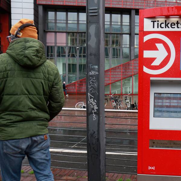 19.04.2024, Köln: Ein Fahrkartenautomat der Kölner Verkehrsbetriebe (KVB). Laut einem Medienbericht will das Verkehrsunternehmen die Anzahl an Fahrscheinautomaten reduzieren, um Geld zu sparen. Foto: Arton Krasniqi