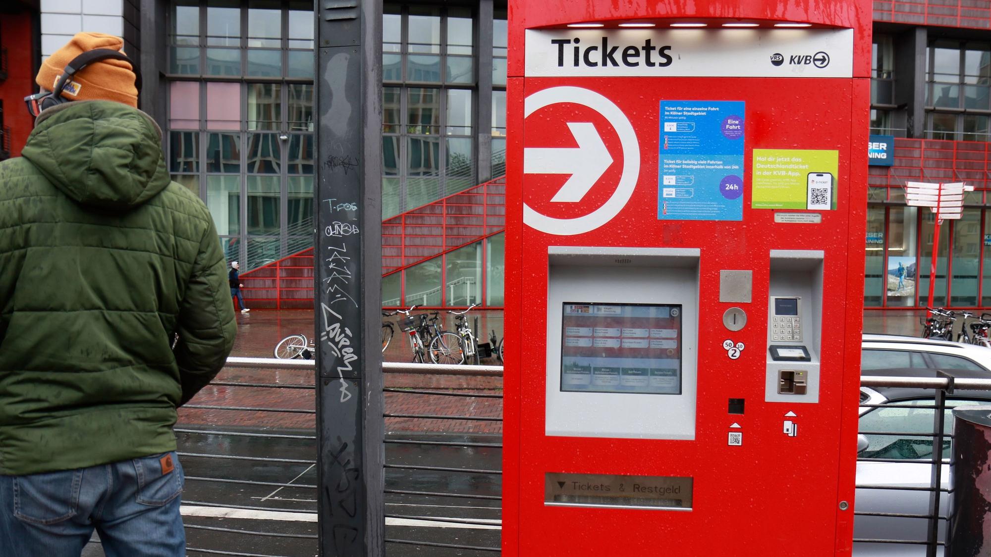 19.04.2024, Köln: Ein Fahrkartenautomat der Kölner Verkehrsbetriebe (KVB). Laut einem Medienbericht will das Verkehrsunternehmen die Anzahl an Fahrscheinautomaten reduzieren, um Geld zu sparen. Foto: Arton Krasniqi