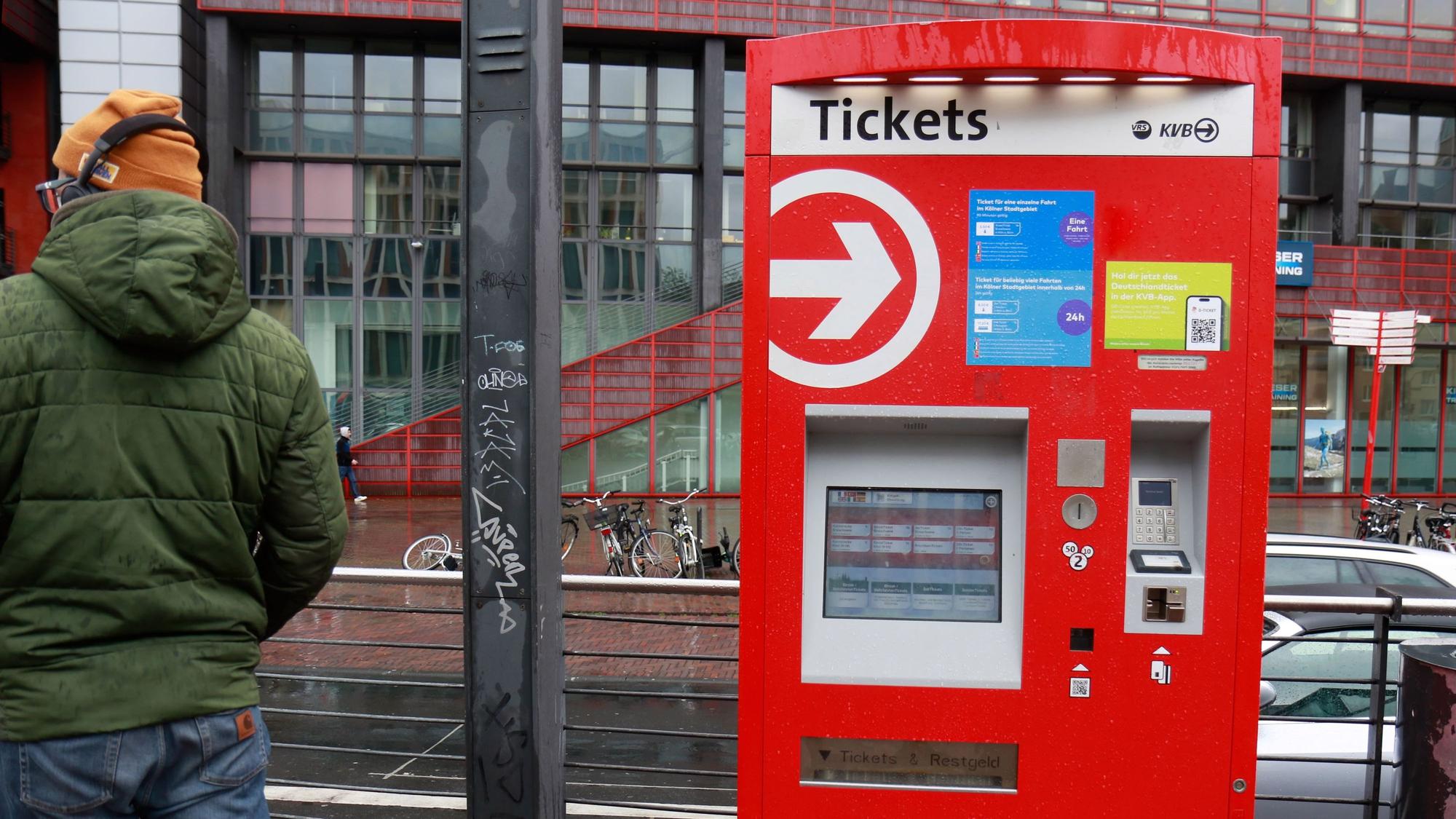 19.04.2024, Köln: Ein Fahrkartenautomat der Kölner Verkehrsbetriebe (KVB). Laut einem Medienbericht will das Verkehrsunternehmen die Anzahl an Fahrscheinautomaten reduzieren, um Geld zu sparen. Foto: Arton Krasniqi