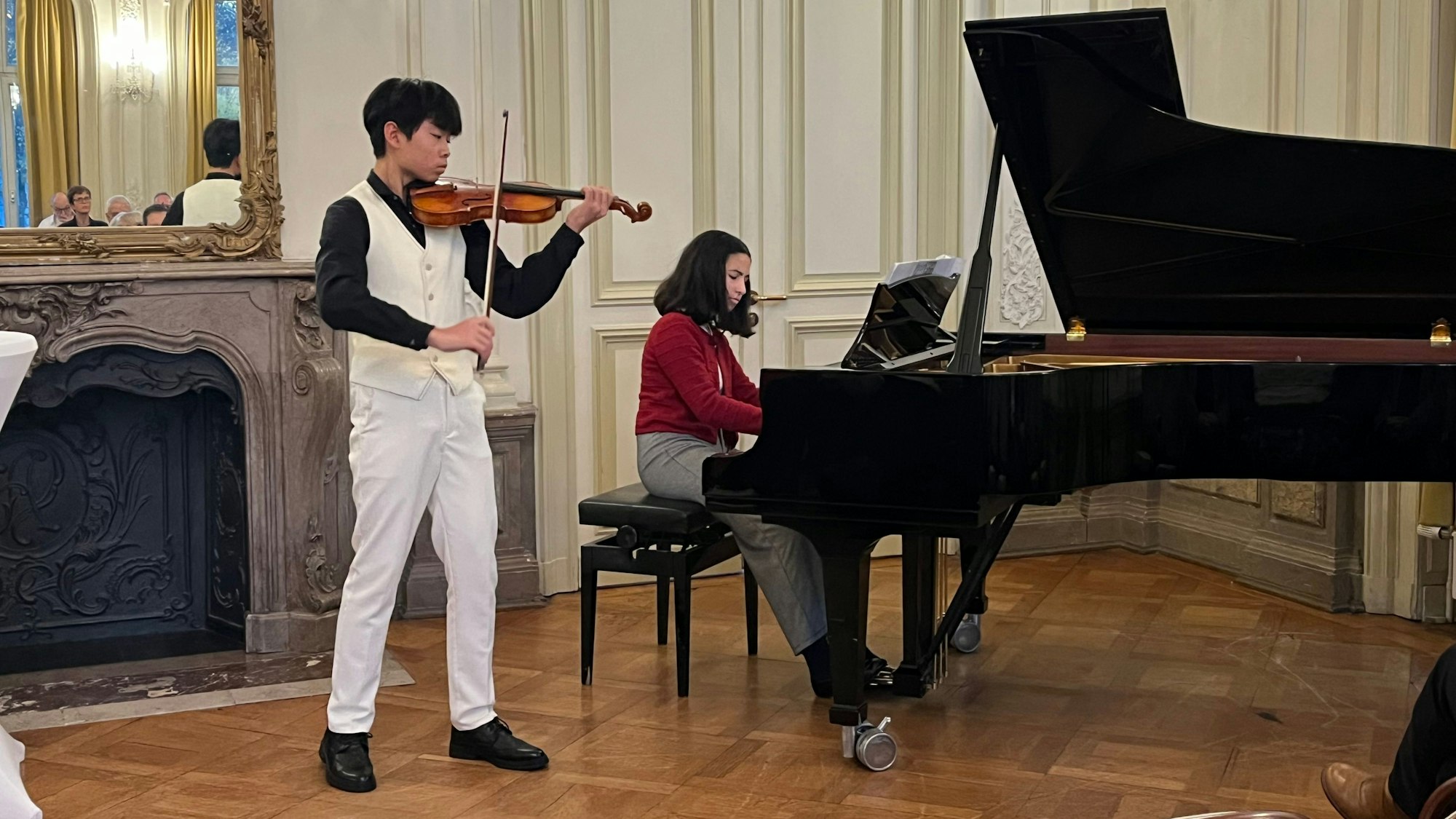 Begleitet wurde die Preisverleihung von den virtuosen jungen Musikern Sikai He (Violine) und Filipa Henriques Dias (Piano)