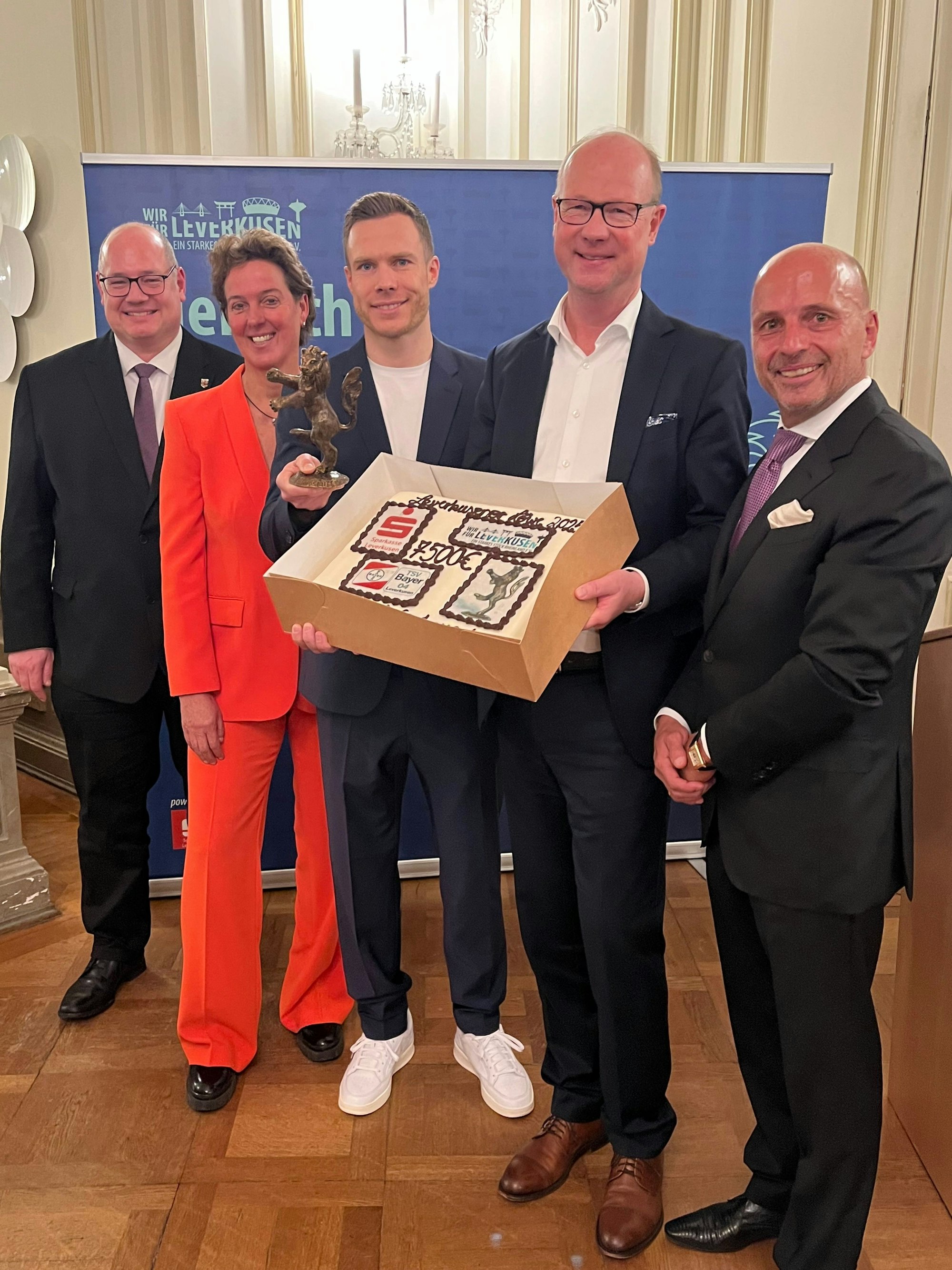 Die Geldspende gab es in Form eines Kuchens von Sparkassen-Vorstand Markus Grawe.