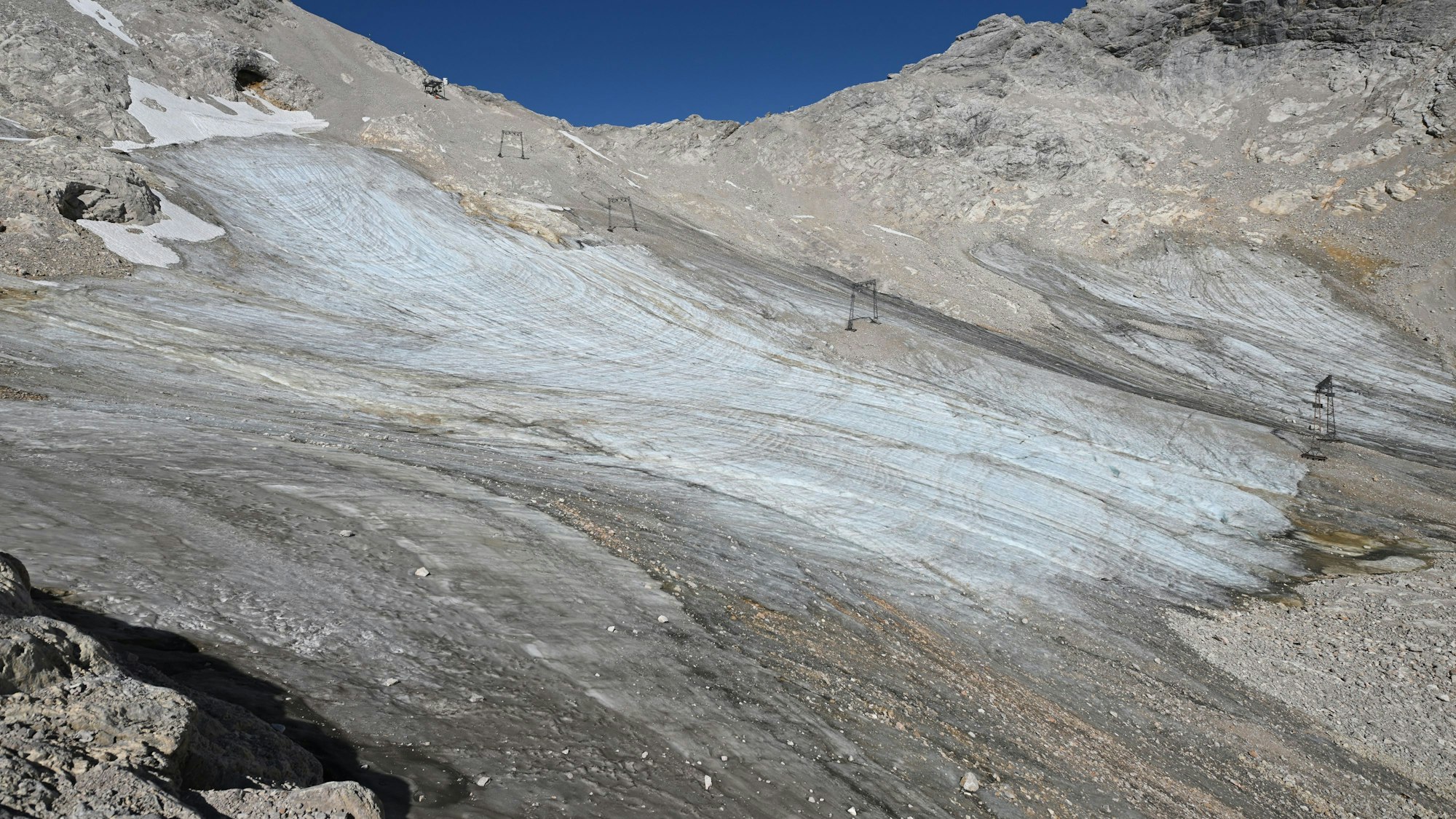 Gletscher auf dem Zugspitzplatt im Sommer 2025: Der Klimawandel lässt das Eis immer schneller schmelzen.