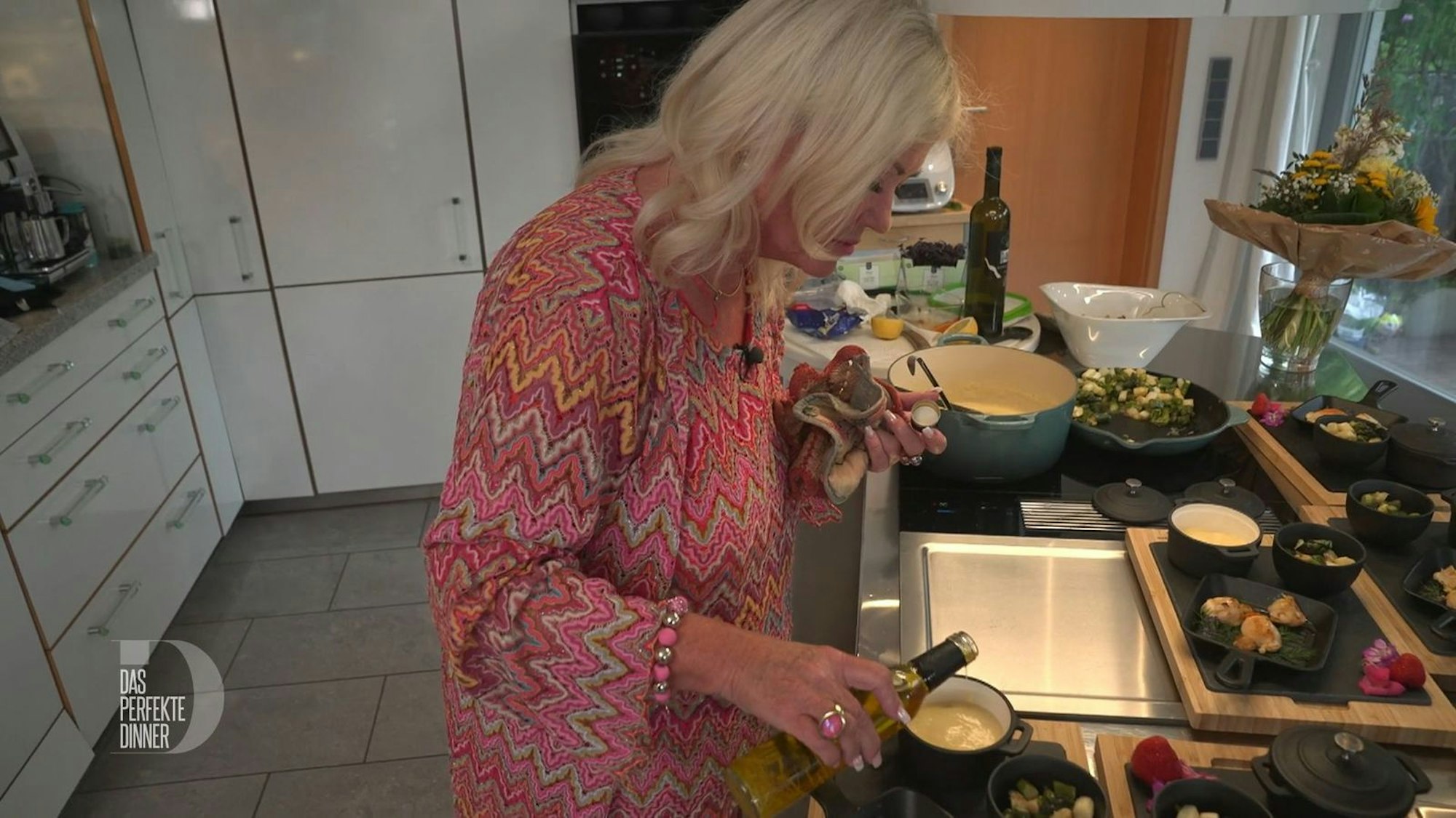 Ein Schuss Zitronenöl soll den Geschmack der Spargelsuppe abrunden.
(Bild: RTL)