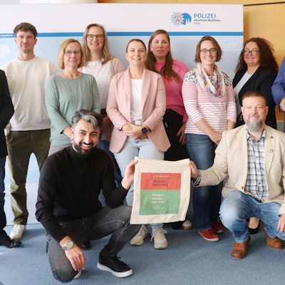 Am Donnerstag wurden die Mönters und acht weitere Personen im Rahmen der Aktion „Hinsehen – Handeln – Hilfe holen“ von der Kölner Polizei für ihre Zivilcourage ausgezeichnet.