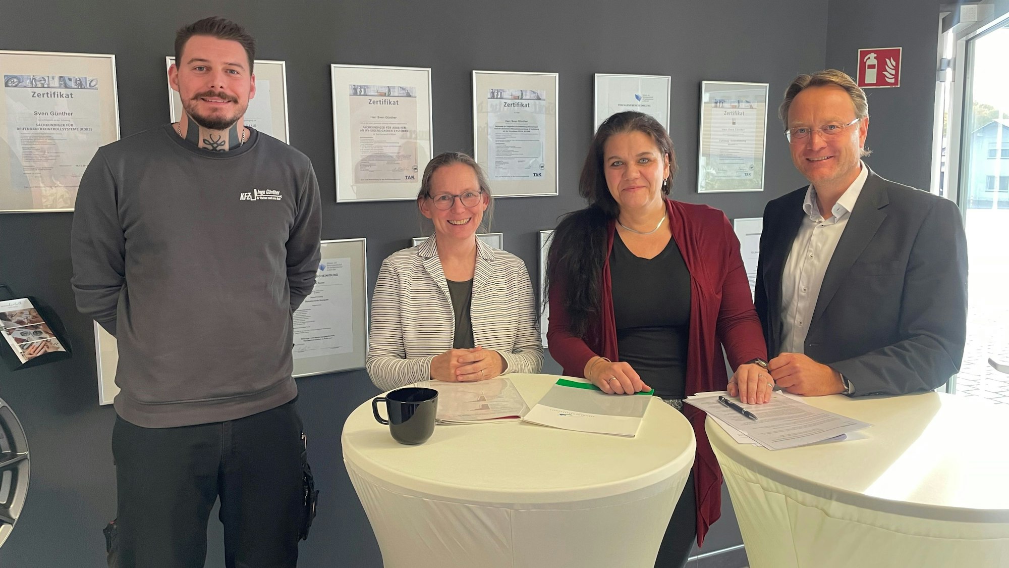 Kfz-Meister Sven Günther neben Nicole Jordy (Agentur für Arbeit), Stefanie Krieger (IHK Köln) und Marcus Otto (Kreishandwerkerschaft Bergisches Land).