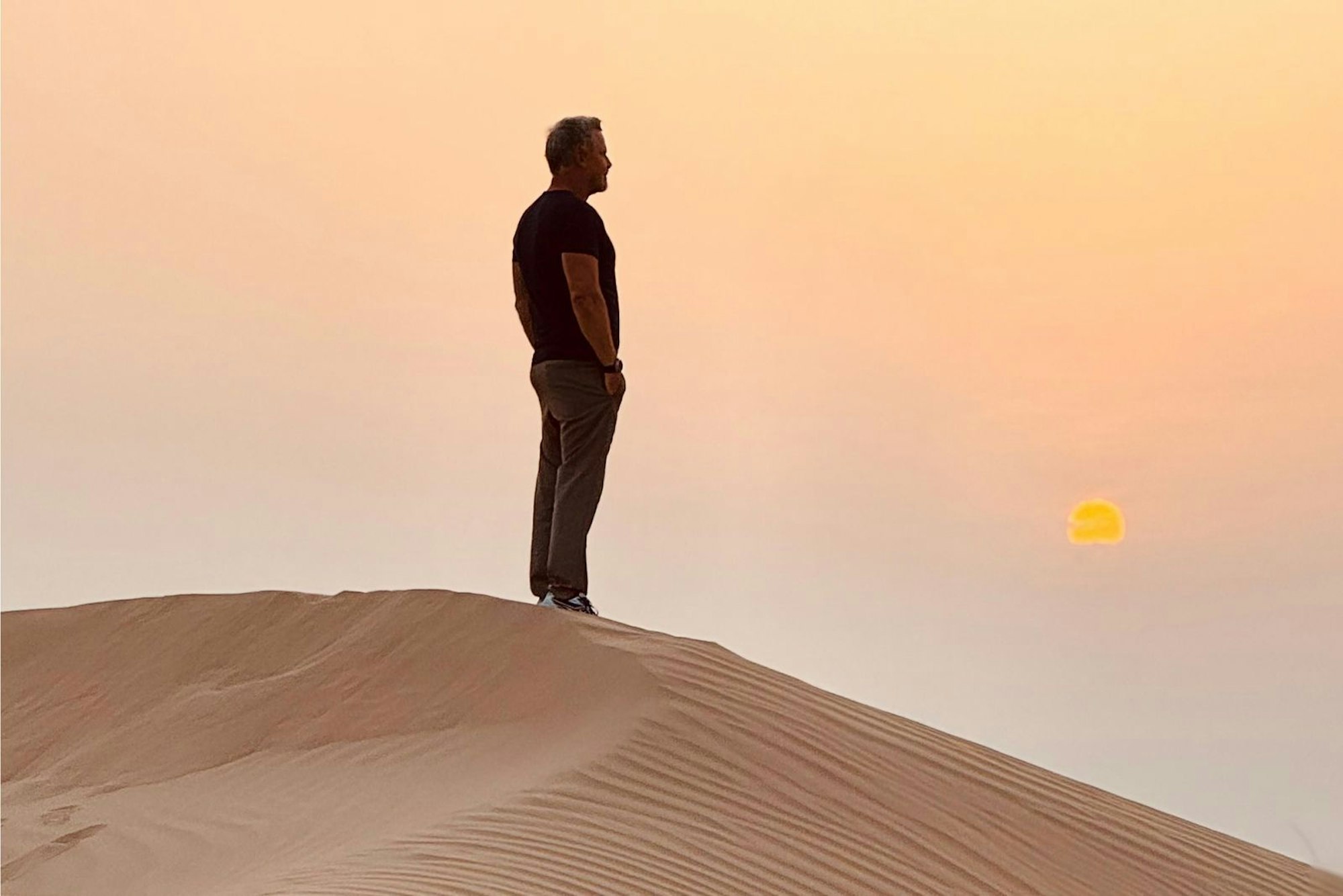 In der Wüsten-Metropole Dubai kommt Jenke von Wilmsdorff aus dem Staunen nicht heraus. (Bild: Joyn)