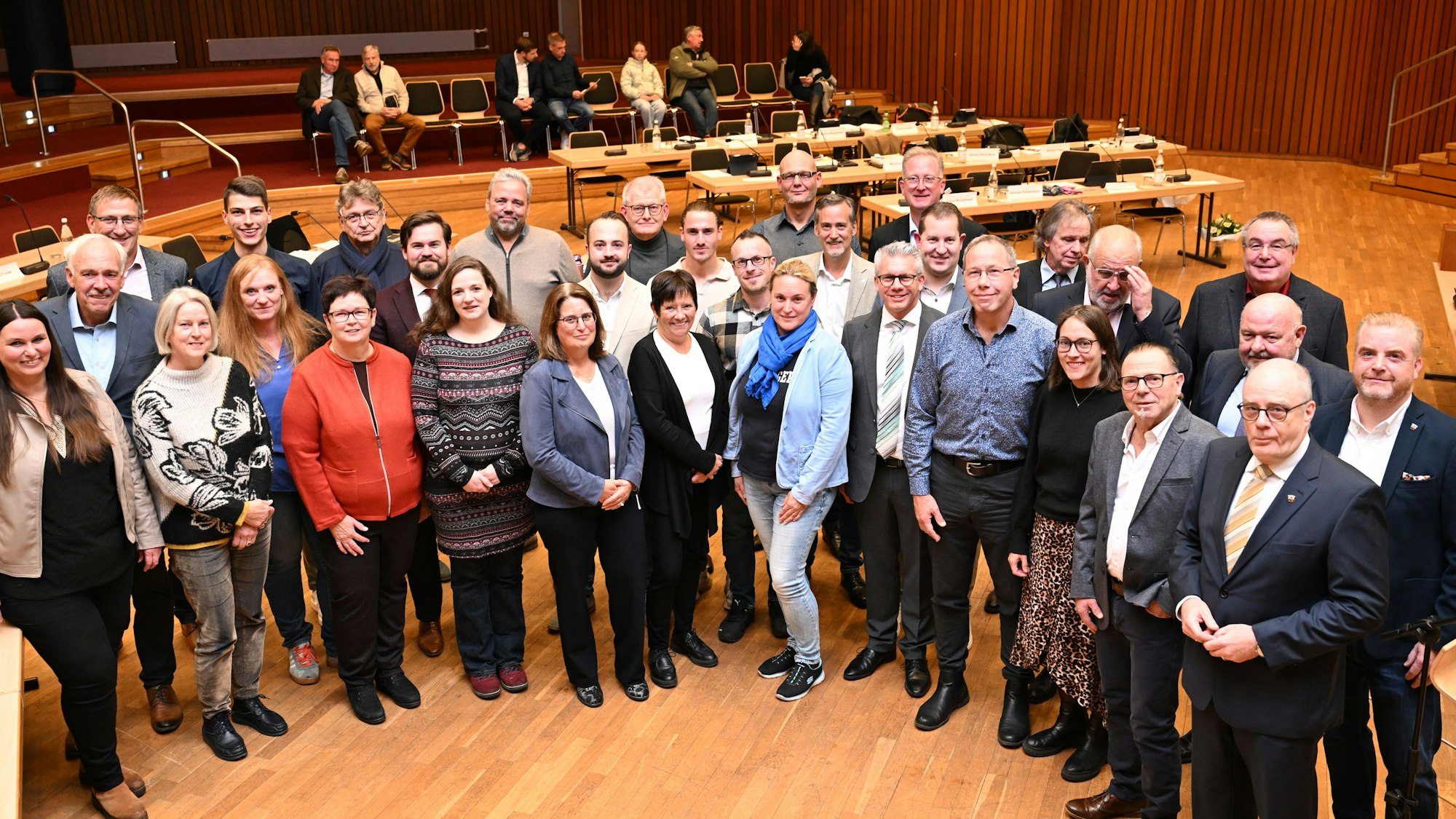 Der neue Gemeinderat in Lindlar besteht aus 32 Mitgliedern, dazu kommt noch Bürgermeister Sven Engelmann.