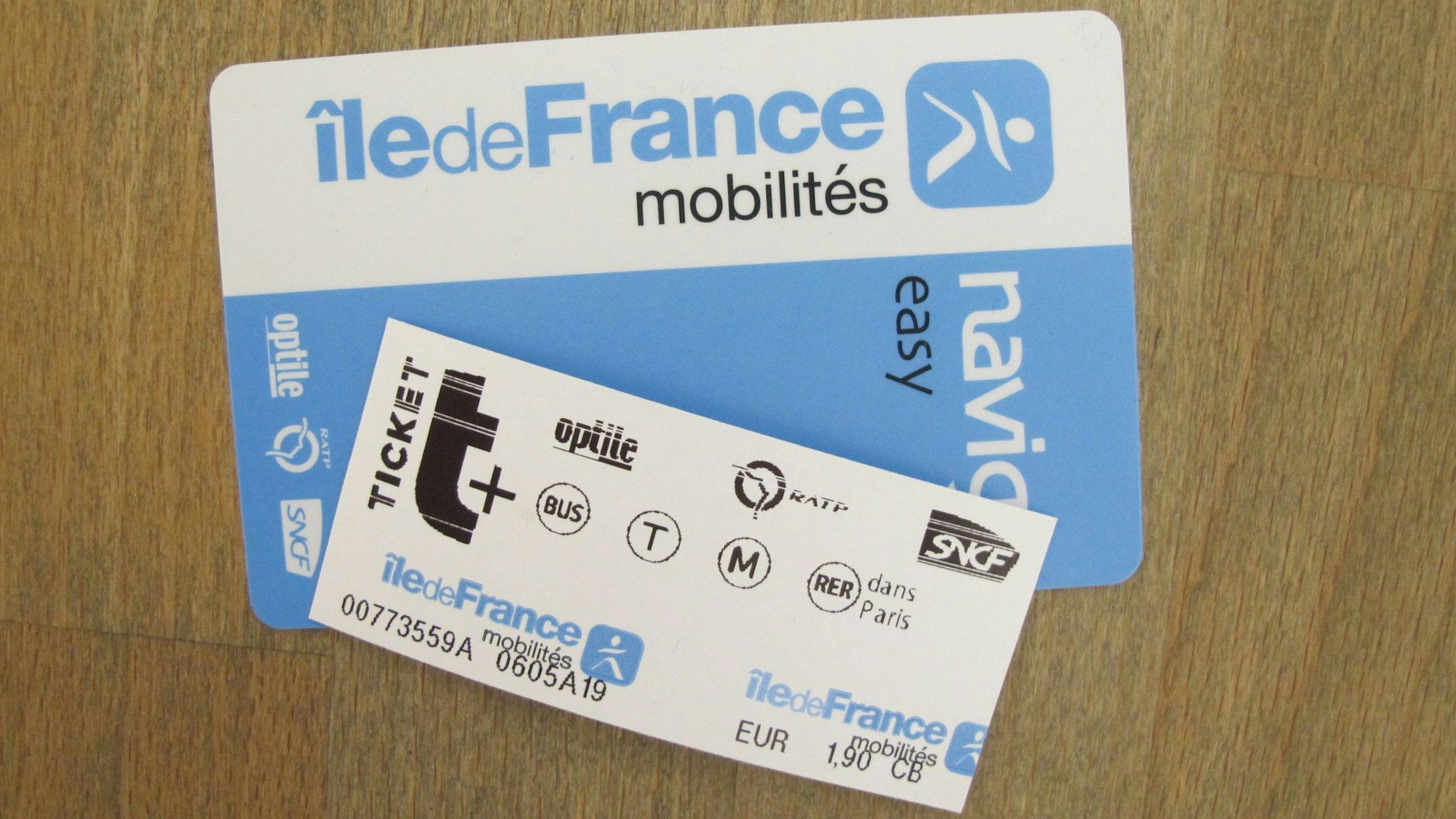 Statt Papier-Tickets gibt es in der Pariser Metro künftig elektronisch aufladbare Karten und Tickets auf dem Smartphone (Archivbild).