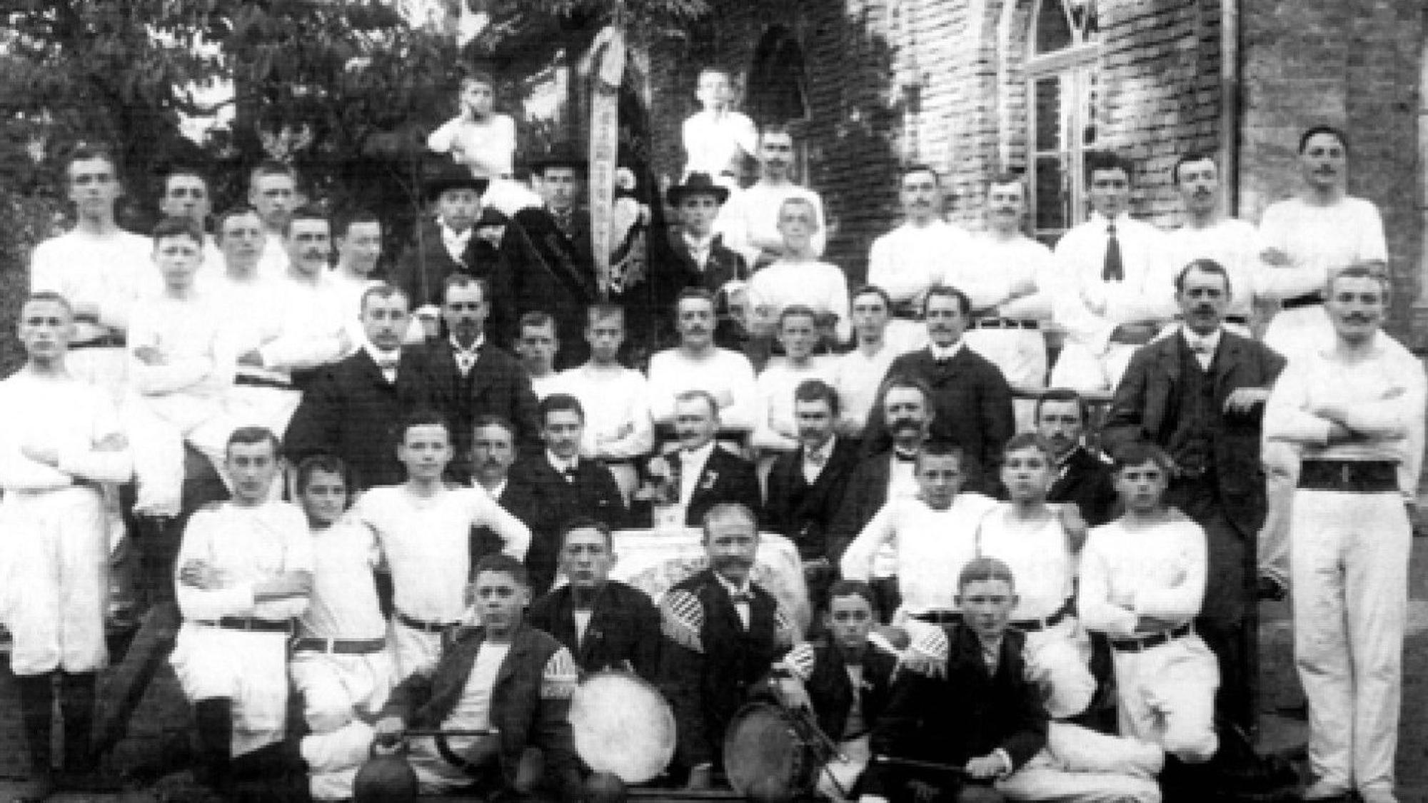 Der TuS Buisdorf hat sein 125-jährigs Bestehen gefeiert.
Eine erste Aufnahme der Mitglieder des Turnvereins Buisdorf aus dem Jahr 1905.