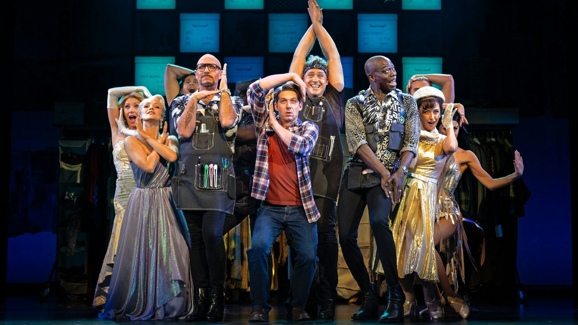 Synchronsprecher Daniel (Thomas Hohler) vor seiner Verwandlung. Sein Bruder (Nicolas Tenerani) und dessen Mann (Malick Afocozi).