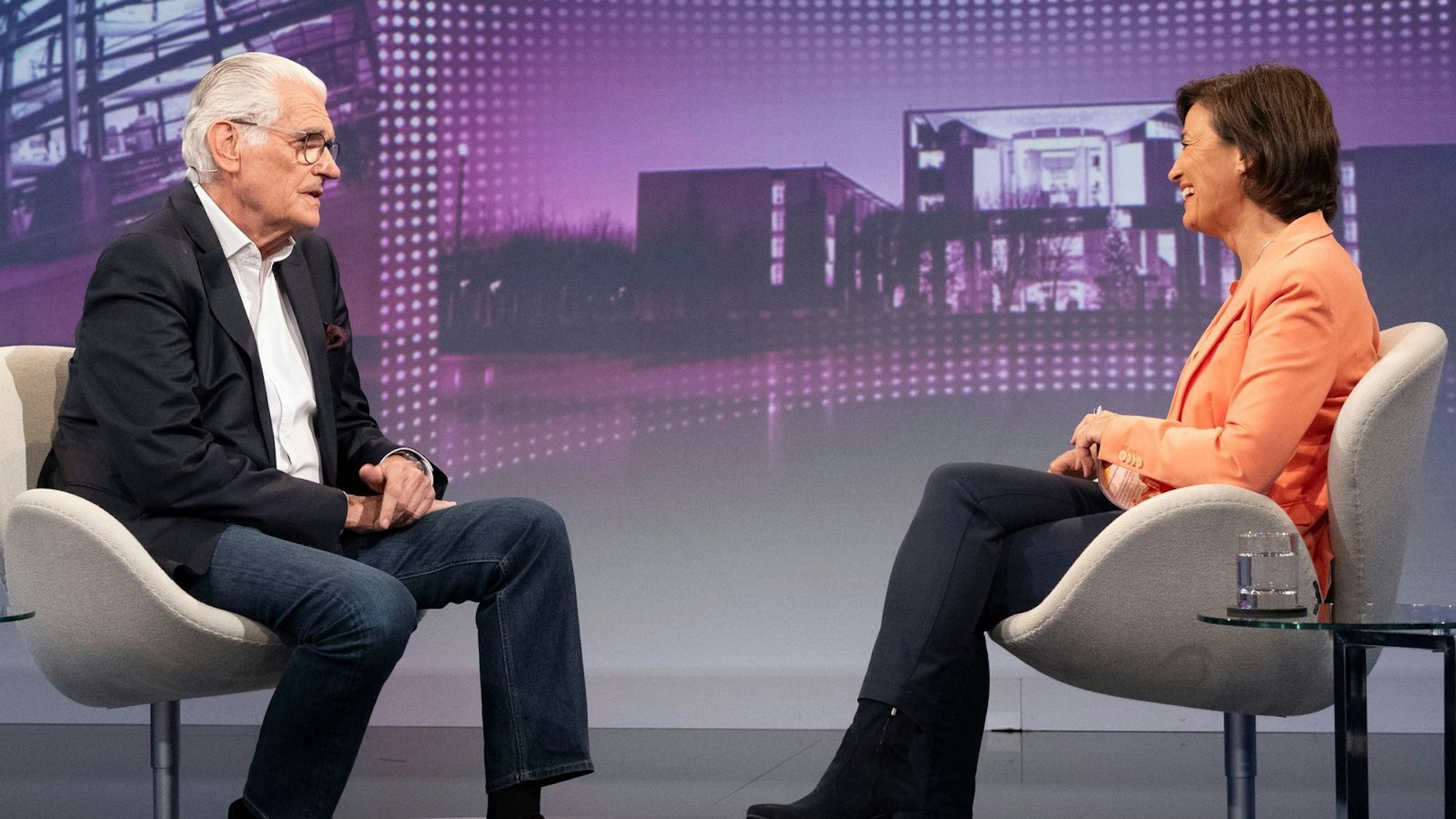 Sky du Mont diskutierte bei „Maischberger“ unter anderem über die kontroverse Stadtbild-Aussage von Friedrich Merz. (Bild: WDR / Melanie Grande)