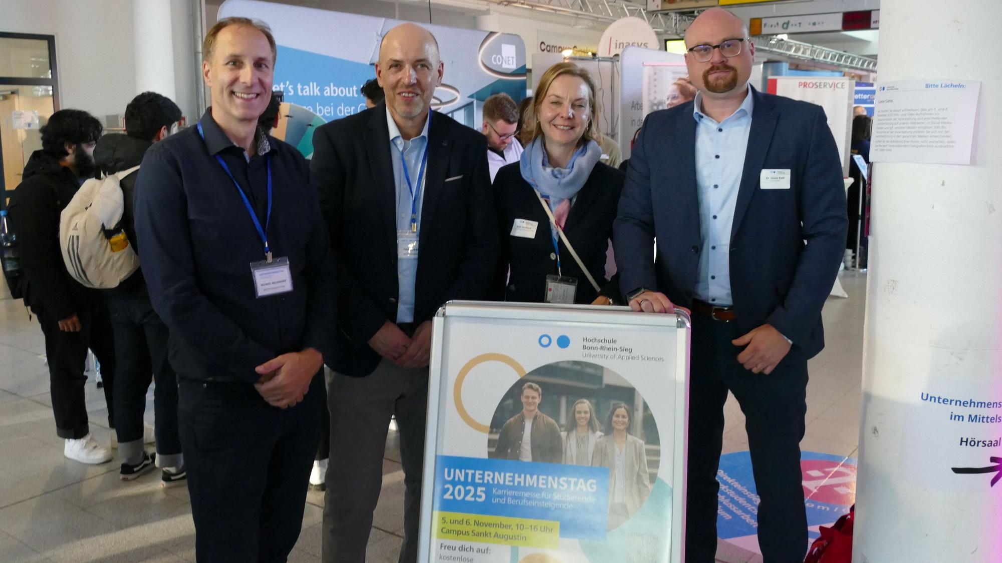 Michael Mauerhoff (links) und Simon Roth (rechts) im Kreis des Organisationsteams des Unternehmenstags.