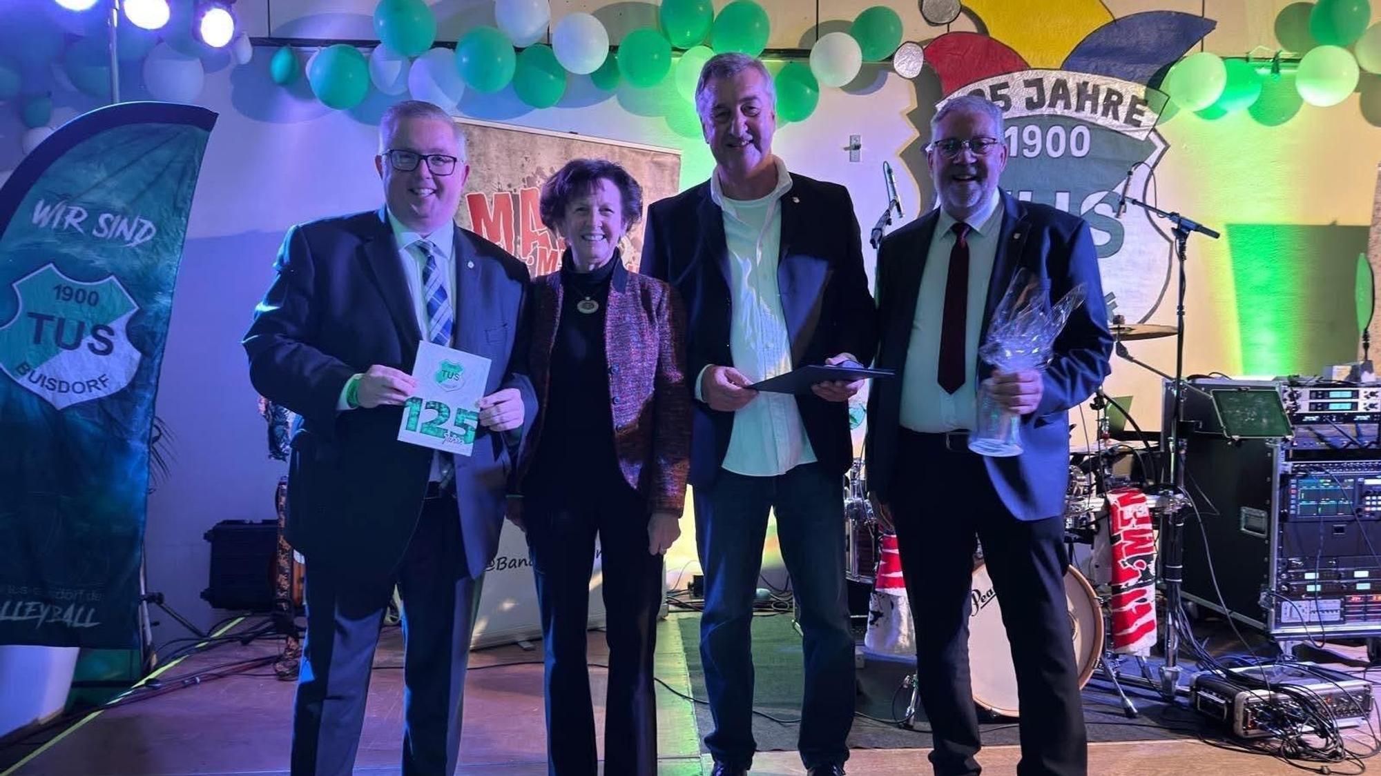 Politische Prominent durfte nicht fehlen.