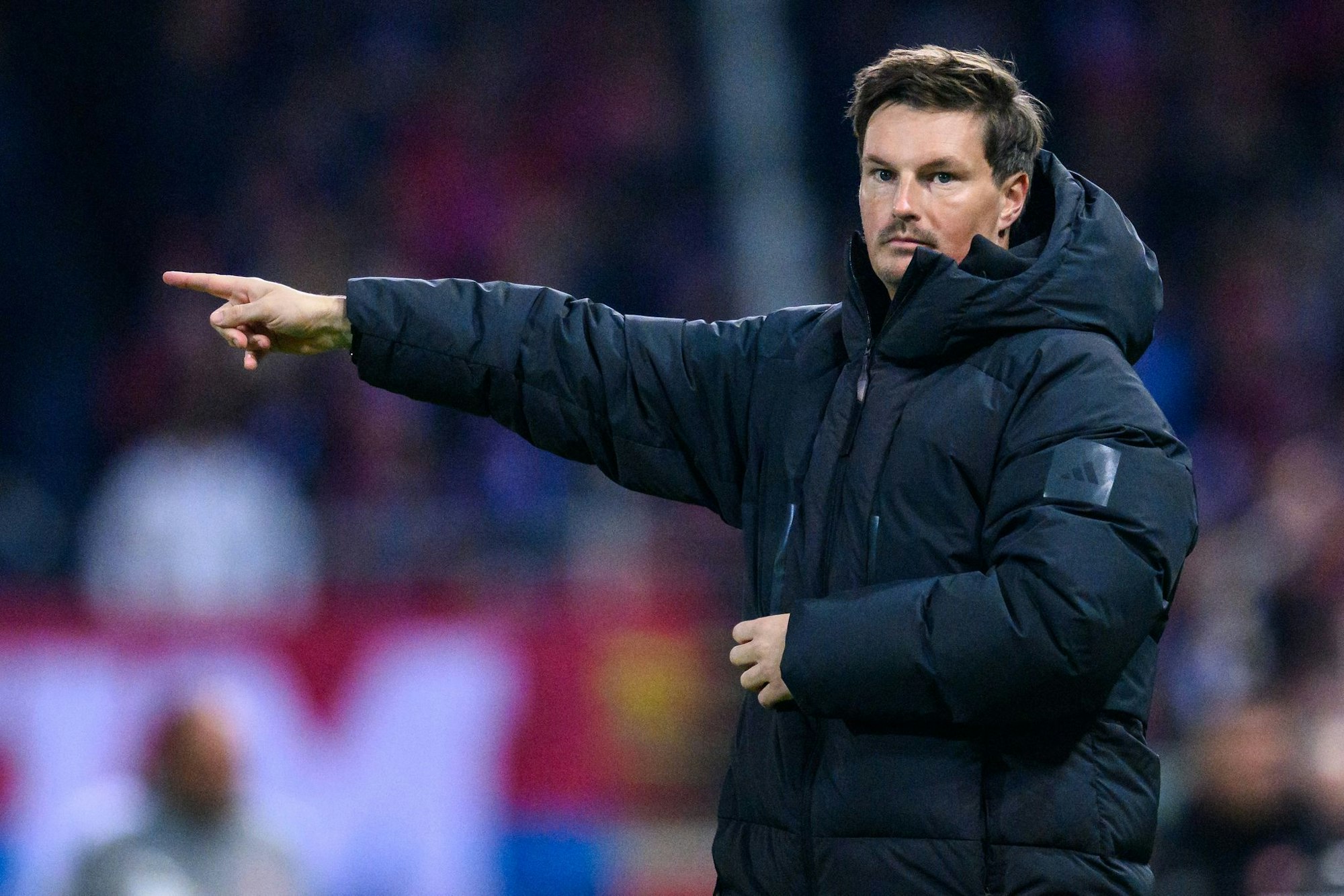 Trainer Merlin Polzin und der Hamburger SV erwarten am Samstag Borussia Dortmund im Volksparkstadion.