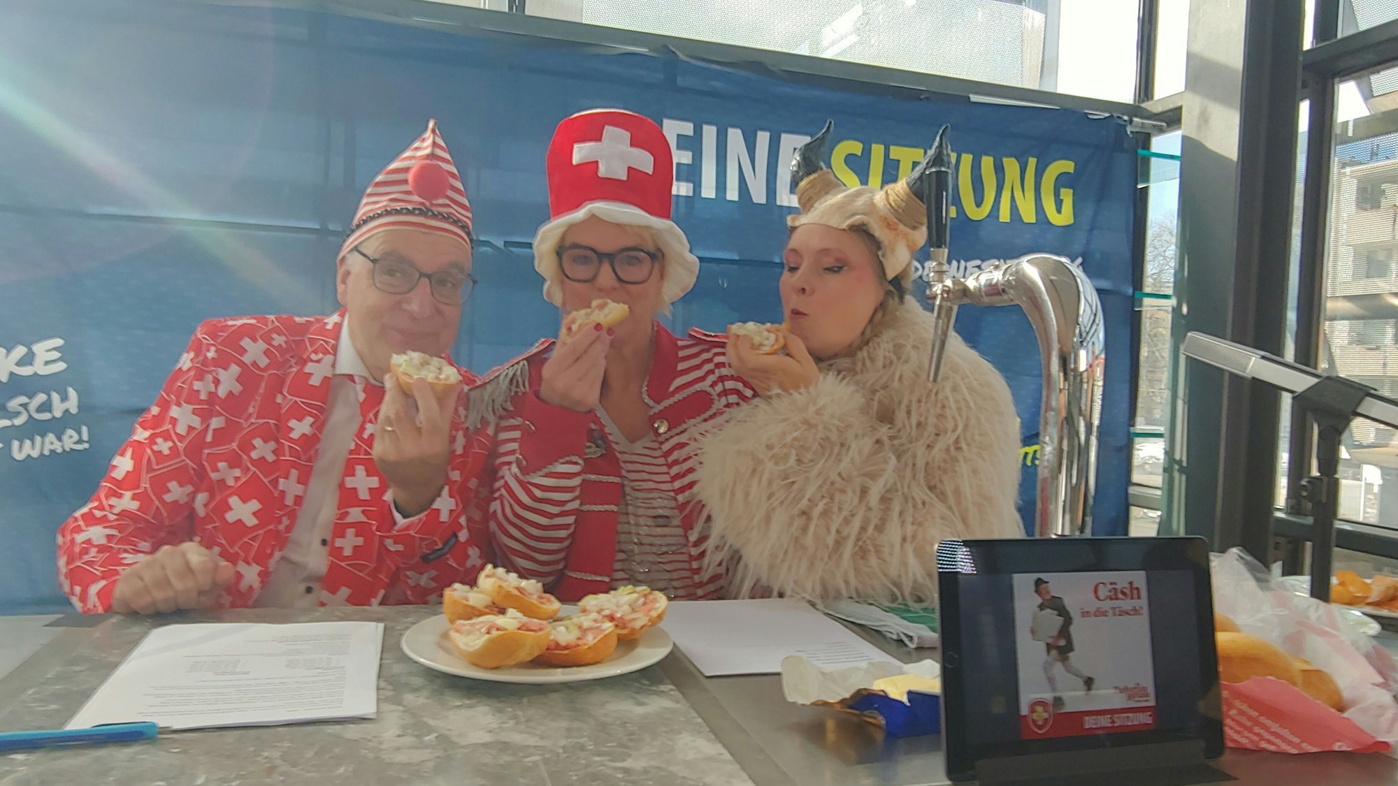 Alpine Kultur soll auf kölschen Humor an Karneval treffen. Von links: Ebasa der Meister, Mirja Boes, Peggy Sugarhill.