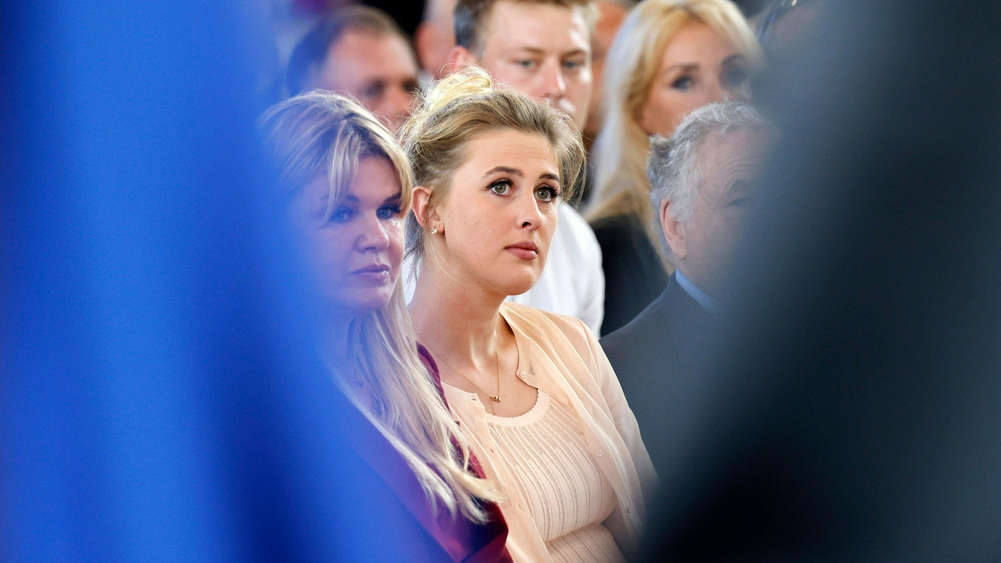 Gina und Corinna Schumacher sitzen bei einer Preisverleihung im Publikum.