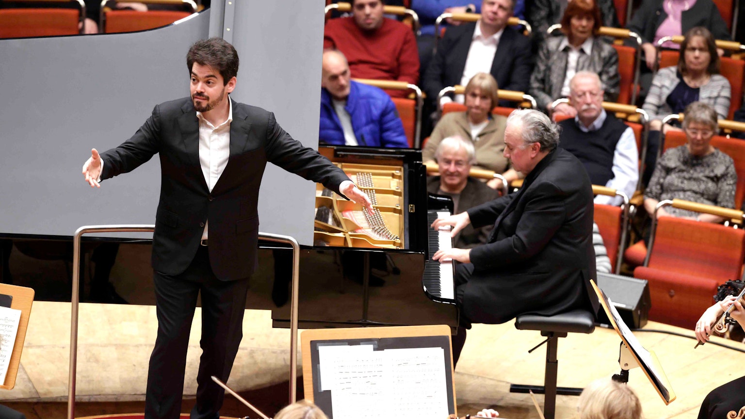 Lahav Shani (Israelischer Dirigent) leitet das Israel Philharmonic Orchestra und den Amerikanisch-israelischer Pianist Yefim Bronfman (* 10. April 1958 in Taschkent, Usbekistan) bei der Aufführung der Werke von Ludwig van Beethoven 1770 – 1827, Konzert für Klavier und Orchester Nr. 5 Es-Dur op. 73 (1808–10)
I. Allegro
II. Adagio un poco moto
III. Rondo. Allegro, ma non troppo
am 05. November 2025
in der Kölner Philharmonie, Bischofsgartenstraße 1, 50667 Köln