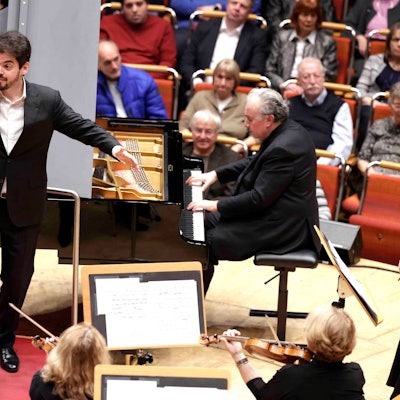 Lahav Shani (Israelischer Dirigent) leitet das Israel Philharmonic Orchestra und den Amerikanisch-israelischer Pianist Yefim Bronfman (* 10. April 1958 in Taschkent, Usbekistan) bei der Aufführung der Werke von Ludwig van Beethoven 1770 – 1827, Konzert für Klavier und Orchester Nr. 5 Es-Dur op. 73 (1808–10)
I. Allegro
II. Adagio un poco moto
III. Rondo. Allegro, ma non troppo
am 05. November 2025
in der Kölner Philharmonie, Bischofsgartenstraße 1, 50667 Köln