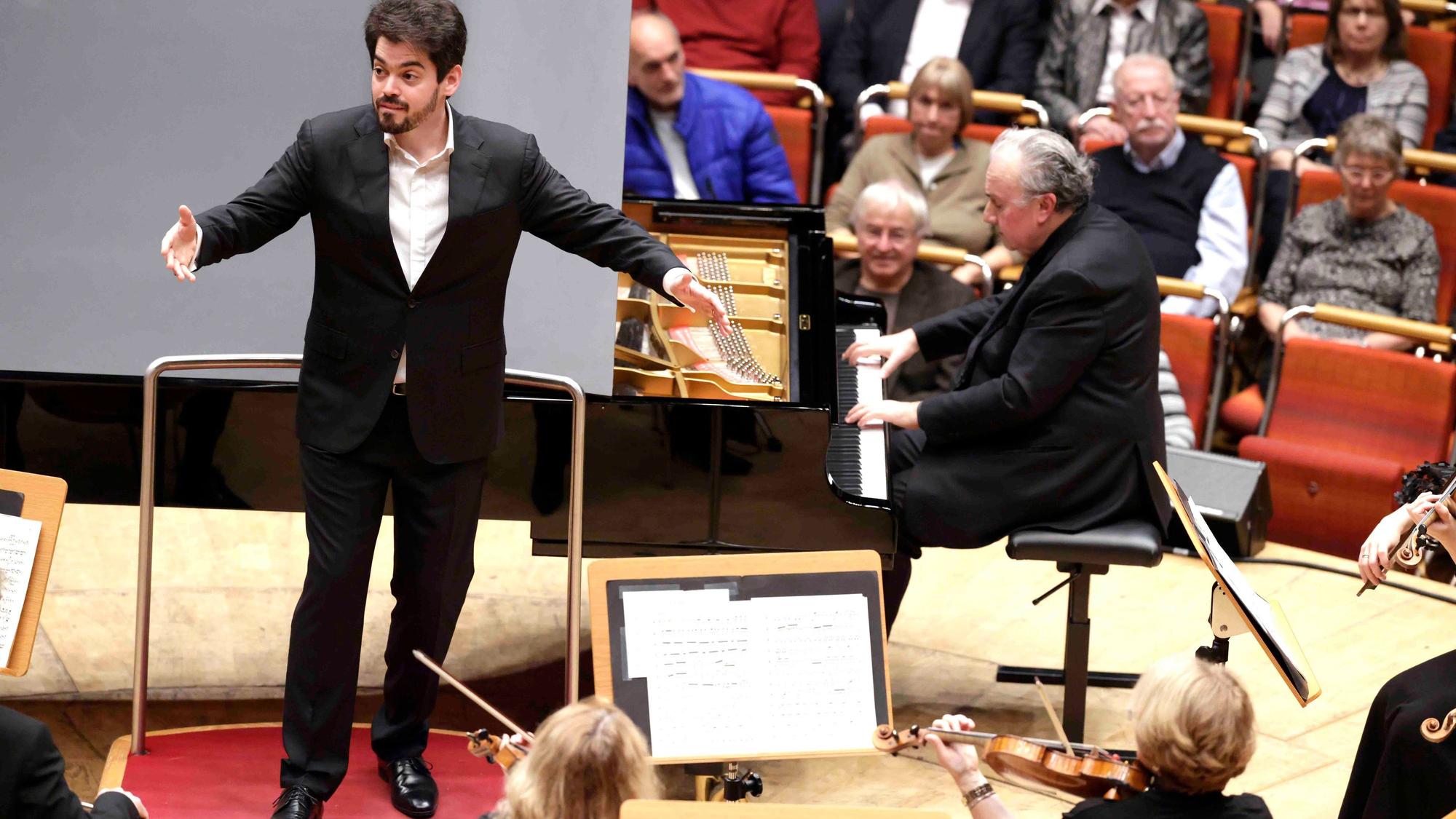 Lahav Shani (Israelischer Dirigent) leitet das Israel Philharmonic Orchestra und den Amerikanisch-israelischer Pianist Yefim Bronfman (* 10. April 1958 in Taschkent, Usbekistan) bei der Aufführung der Werke von Ludwig van Beethoven 1770 – 1827, Konzert für Klavier und Orchester Nr. 5 Es-Dur op. 73 (1808–10)
I. Allegro
II. Adagio un poco moto
III. Rondo. Allegro, ma non troppo
am 05. November 2025
in der Kölner Philharmonie, Bischofsgartenstraße 1, 50667 Köln