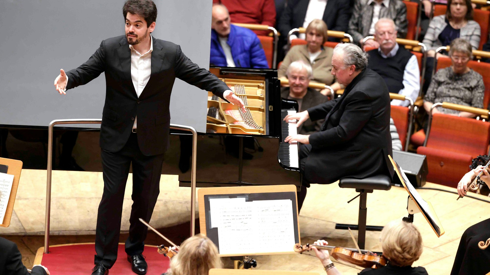 Lahav Shani (Israelischer Dirigent) leitet das Israel Philharmonic Orchestra und den Amerikanisch-israelischer Pianist Yefim Bronfman (* 10. April 1958 in Taschkent, Usbekistan) bei der Aufführung der Werke von Ludwig van Beethoven 1770 – 1827, Konzert für Klavier und Orchester Nr. 5 Es-Dur op. 73 (1808–10)
I. Allegro
II. Adagio un poco moto
III. Rondo. Allegro, ma non troppo
am 05. November 2025
in der Kölner Philharmonie, Bischofsgartenstraße 1, 50667 Köln