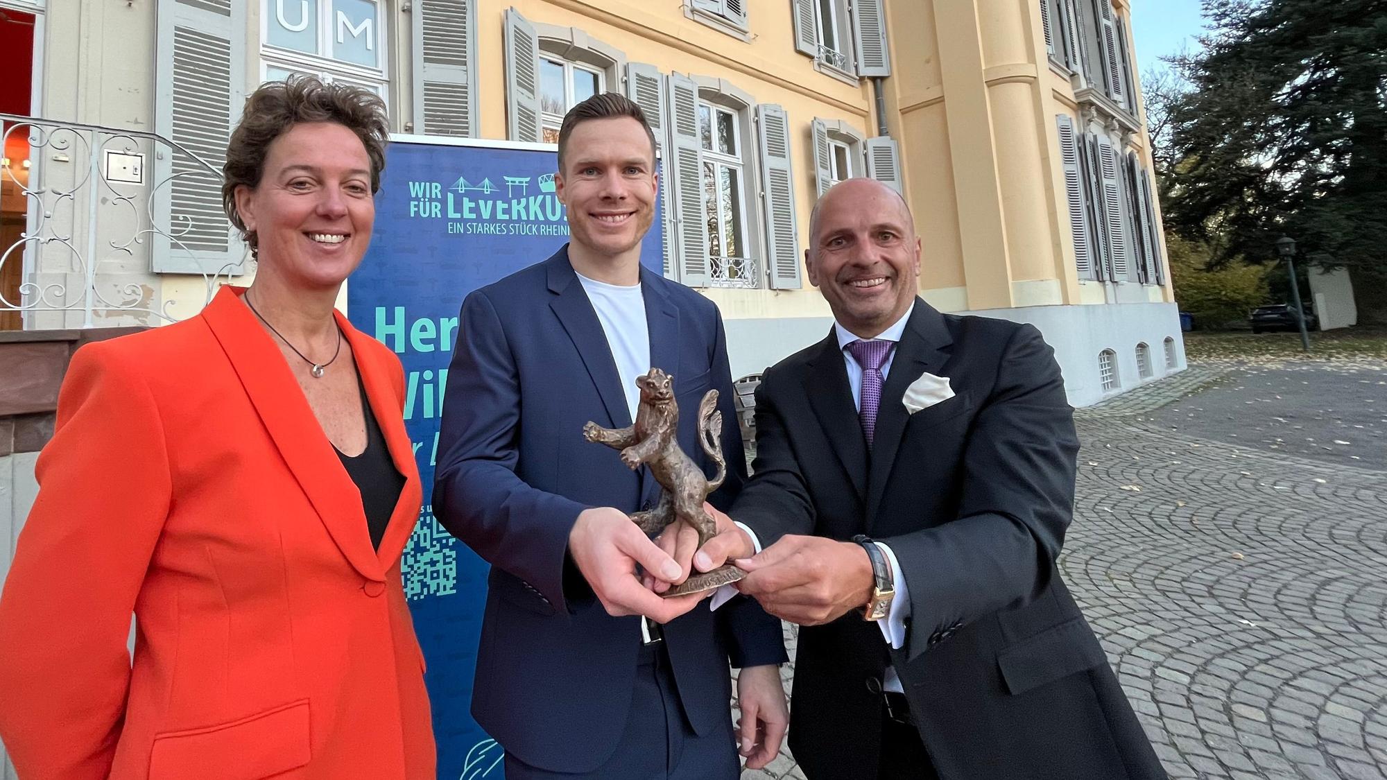 Der Leverkusener Löwe 2025 wird von Steffi Nerius und Uwe Beenen an Markus Rehm übergeben.