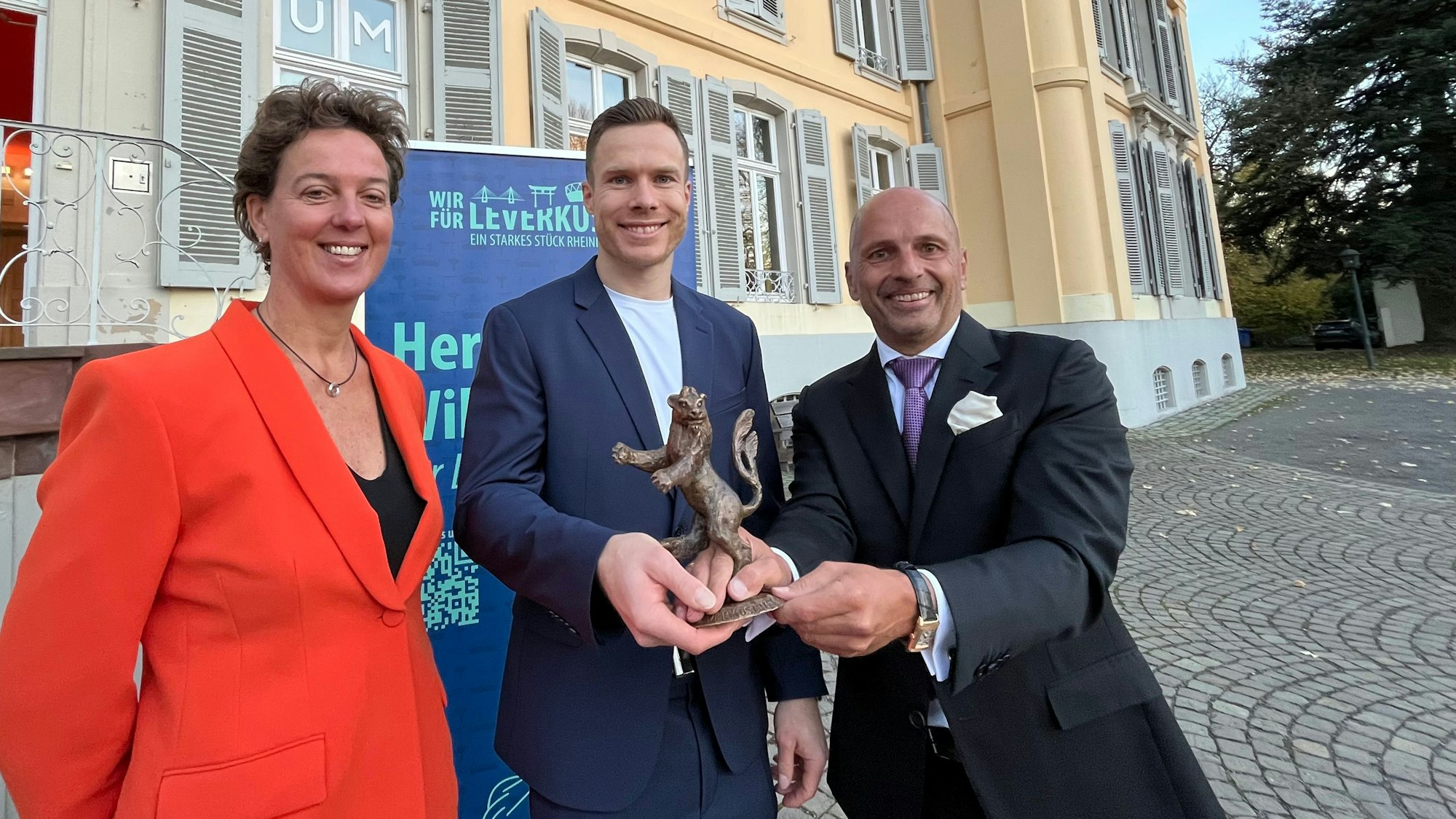 Der Leverkusener Löwe 2025 wird von Steffi Nerius und Uwe Beenen an Markus Rehm übergeben.