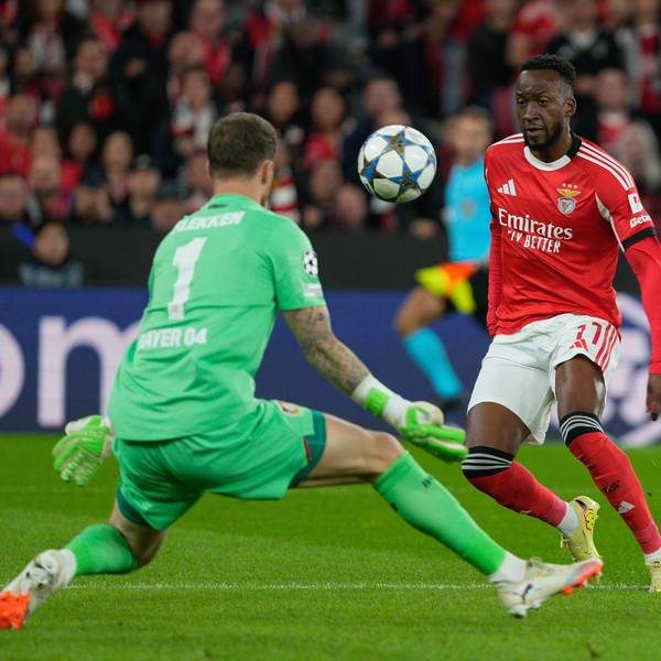 UEFA CHAMPIONS LEAGUE: BENFICA x LEVERKUSEN Mark Flekken of Bayer Leverkusen L and Dodi Lukebakio of SL Benfica R in action during UEFA Champions League 2025/26 League phase Matchday 4 between SL Benfica and Bayer Leverkusen at Estadio da Luz in Lisbon, Portugal. 05/11/2025 Lisbon Estadio da Luz Lisbon Portugal Copyright: xBrunoxdexCarvalhox