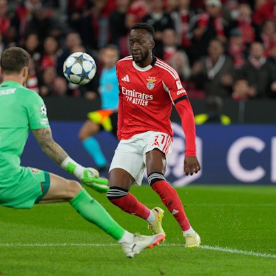 UEFA CHAMPIONS LEAGUE: BENFICA x LEVERKUSEN Mark Flekken of Bayer Leverkusen L and Dodi Lukebakio of SL Benfica R in action during UEFA Champions League 2025/26 League phase Matchday 4 between SL Benfica and Bayer Leverkusen at Estadio da Luz in Lisbon, Portugal. 05/11/2025 Lisbon Estadio da Luz Lisbon Portugal Copyright: xBrunoxdexCarvalhox