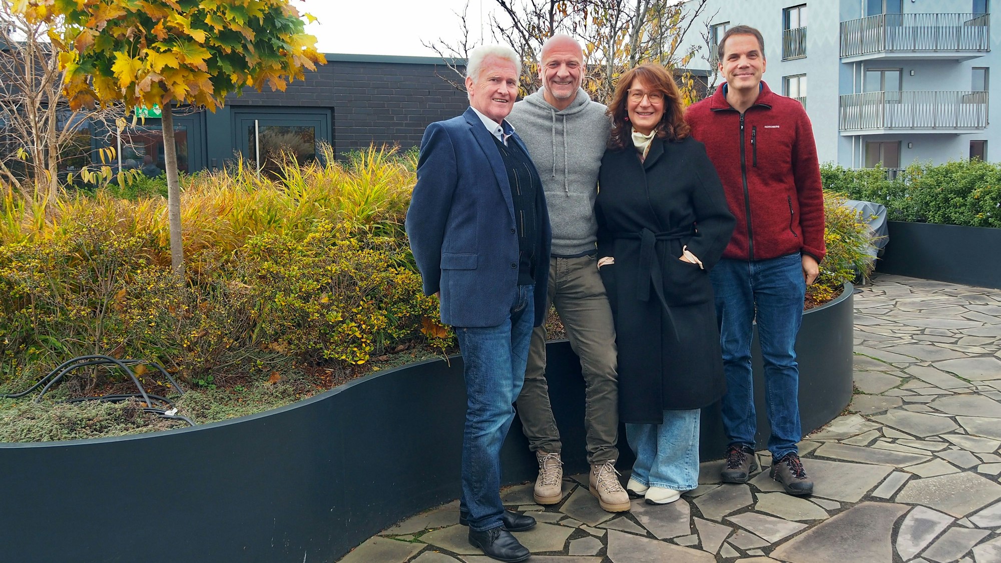 Manfred Giesen, Oliver Kleinjohann, Giesens Assistentin Yasemin Balaban und Sven Koch freuen sich, dass sich die Pflanzen auf der Bürodachterrasse gut entwickeln.