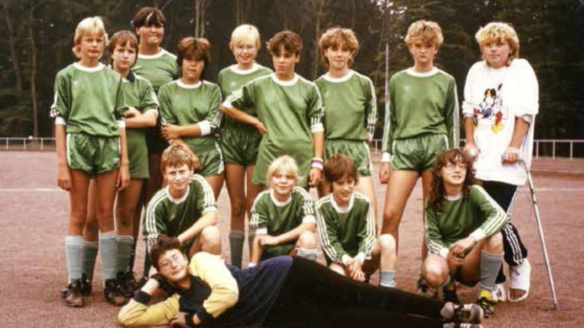 Ende der 1980er Jahre spielten auch viele Mädchen beim TuS Fußball.