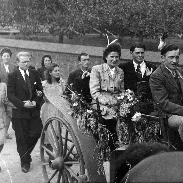 Historisches Schwarz-Weiß-Bildmaterial aus der Hosteler Dorfchronik: Hahnenkönig und Hahnenkönigin nach dem traditionellen "Hahneköppen" bei der Kutschrundfahrt durch das Dorf, in den 50er Jahren.
