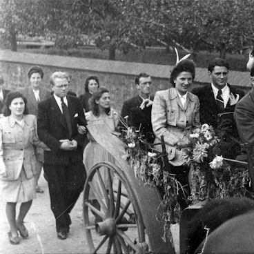 Historisches Schwarz-Weiß-Bildmaterial aus der Hosteler Dorfchronik: Hahnenkönig und Hahnenkönigin nach dem traditionellen "Hahneköppen" bei der Kutschrundfahrt durch das Dorf, in den 50er Jahren.