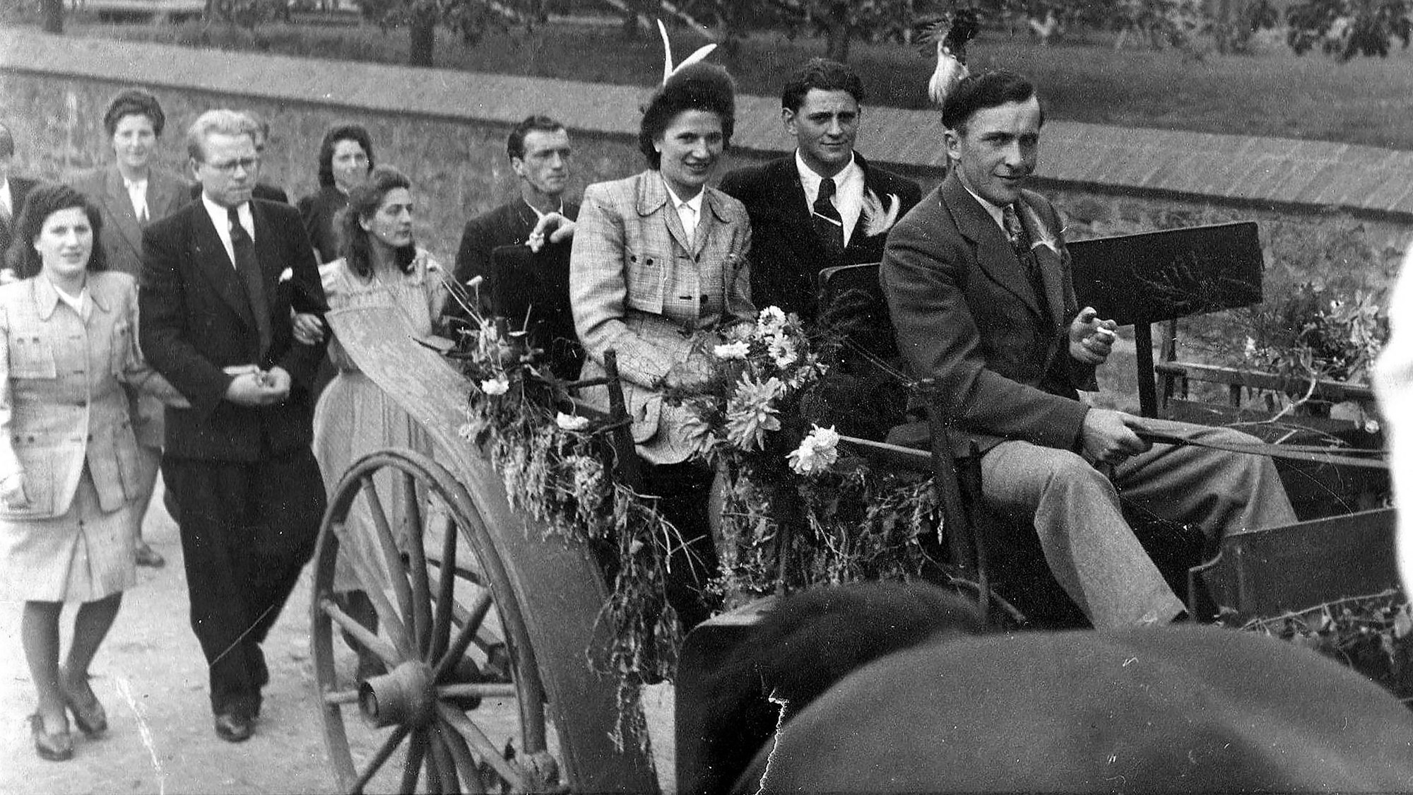 Historisches Schwarz-Weiß-Bildmaterial aus der Hosteler Dorfchronik: Hahnenkönig und Hahnenkönigin nach dem traditionellen "Hahneköppen" bei der Kutschrundfahrt durch das Dorf, in den 50er Jahren.