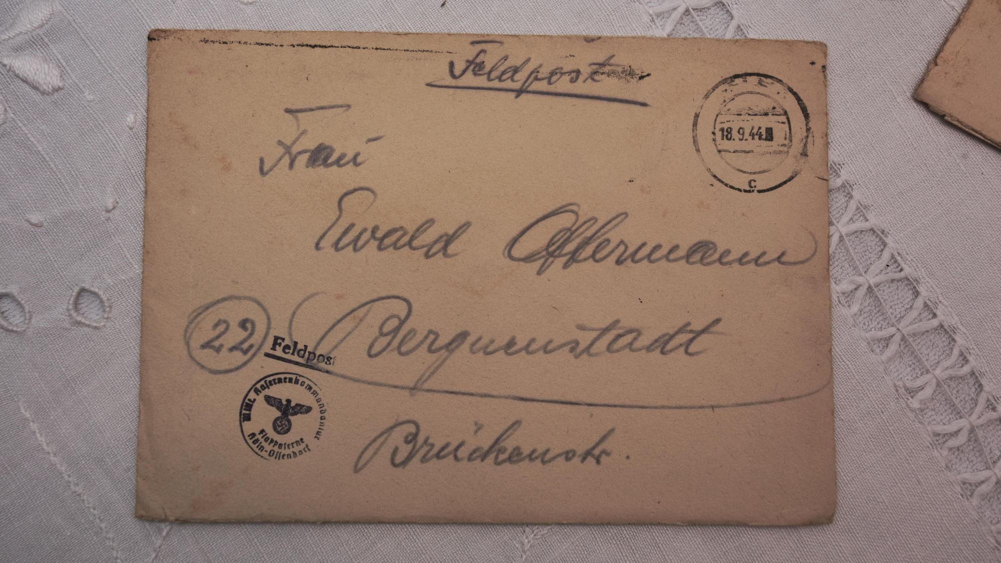 Das Foto zeigt einen adressierten Briefumschlag mit dem Vermerk "Feldpost".