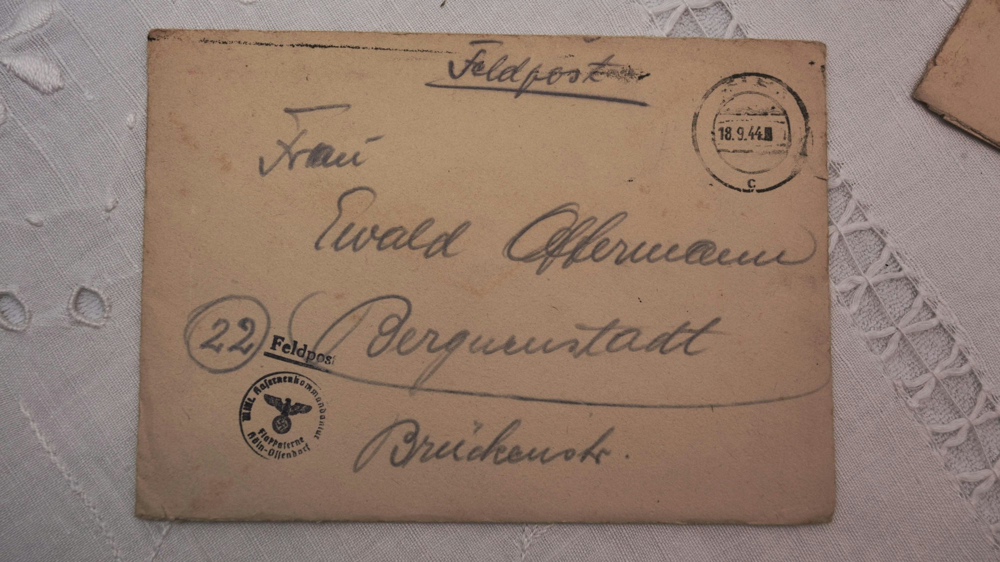 Das Foto zeigt einen adressierten Briefumschlag mit dem Vermerk "Feldpost".