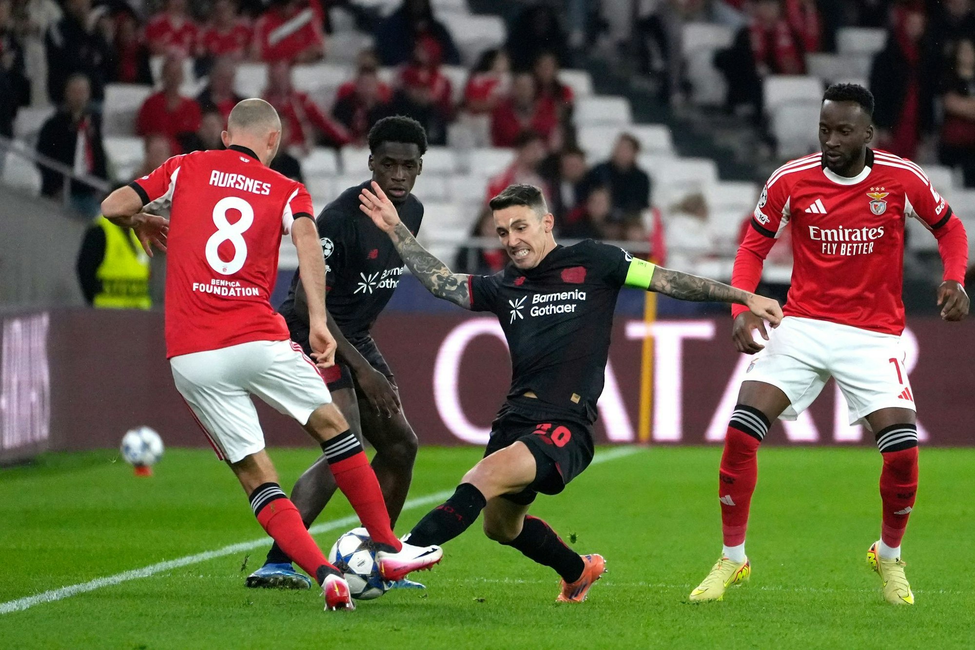 Alejandro Grimaldo (Mitte) leitete Schicks Treffer ein.