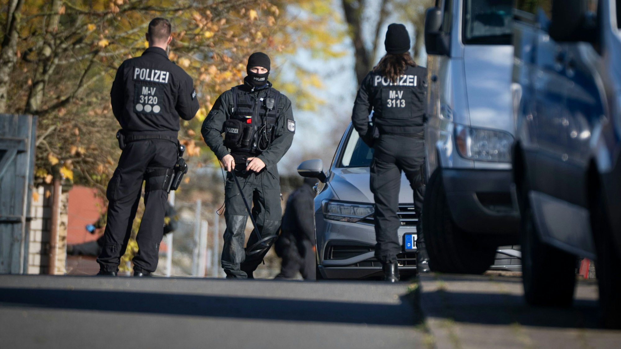 Ein Beamter der Polizei hält eine Sonde in der Hand. Nach zahlreichen Hinweisen bei „Aktenzeichen XY“ durchsuchte die Polizei mehrere Objekte in Reimershagen und im Nachbarort Rum Kogel.