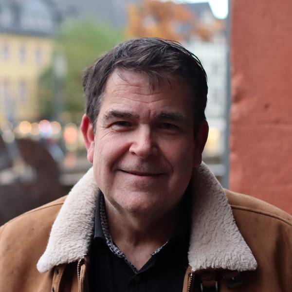 Thomas Bell lächelt in die Kamera.