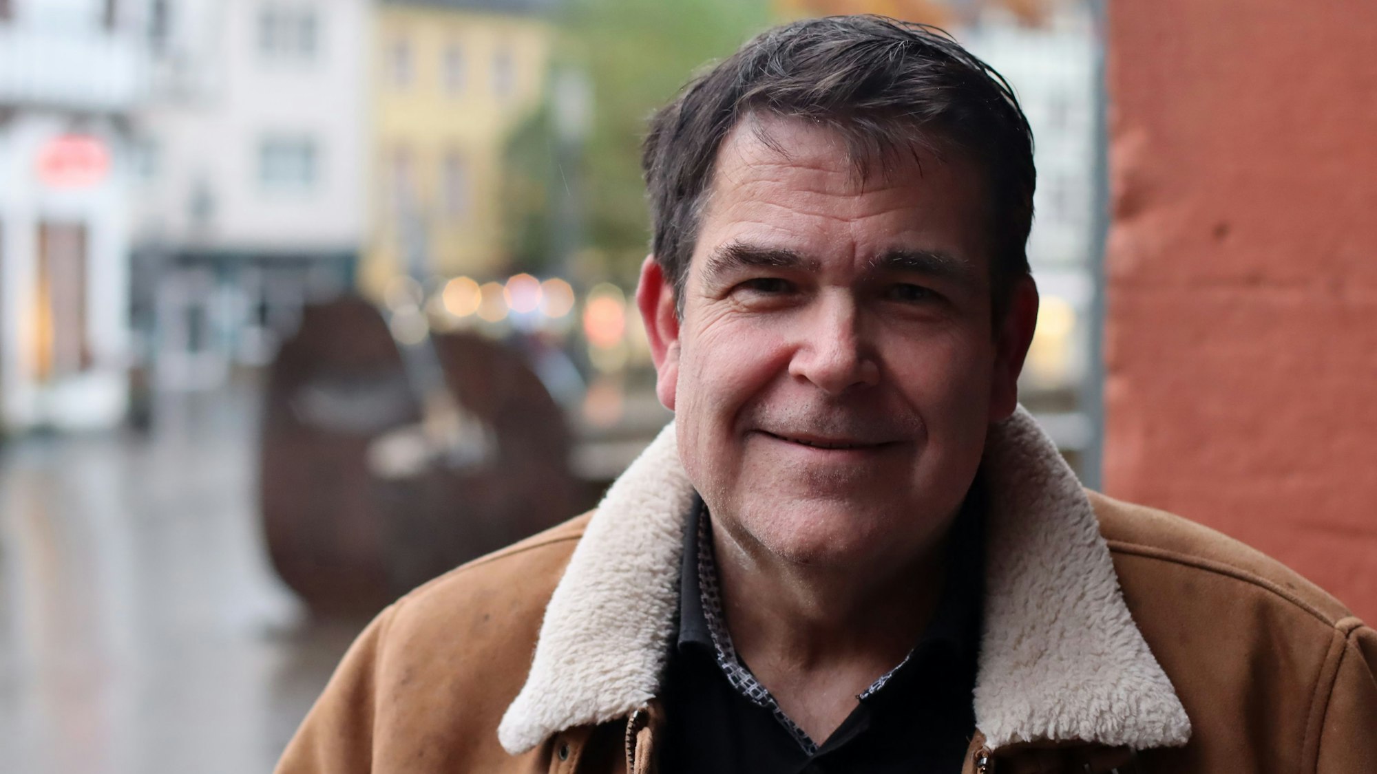 Thomas Bell lächelt in die Kamera.