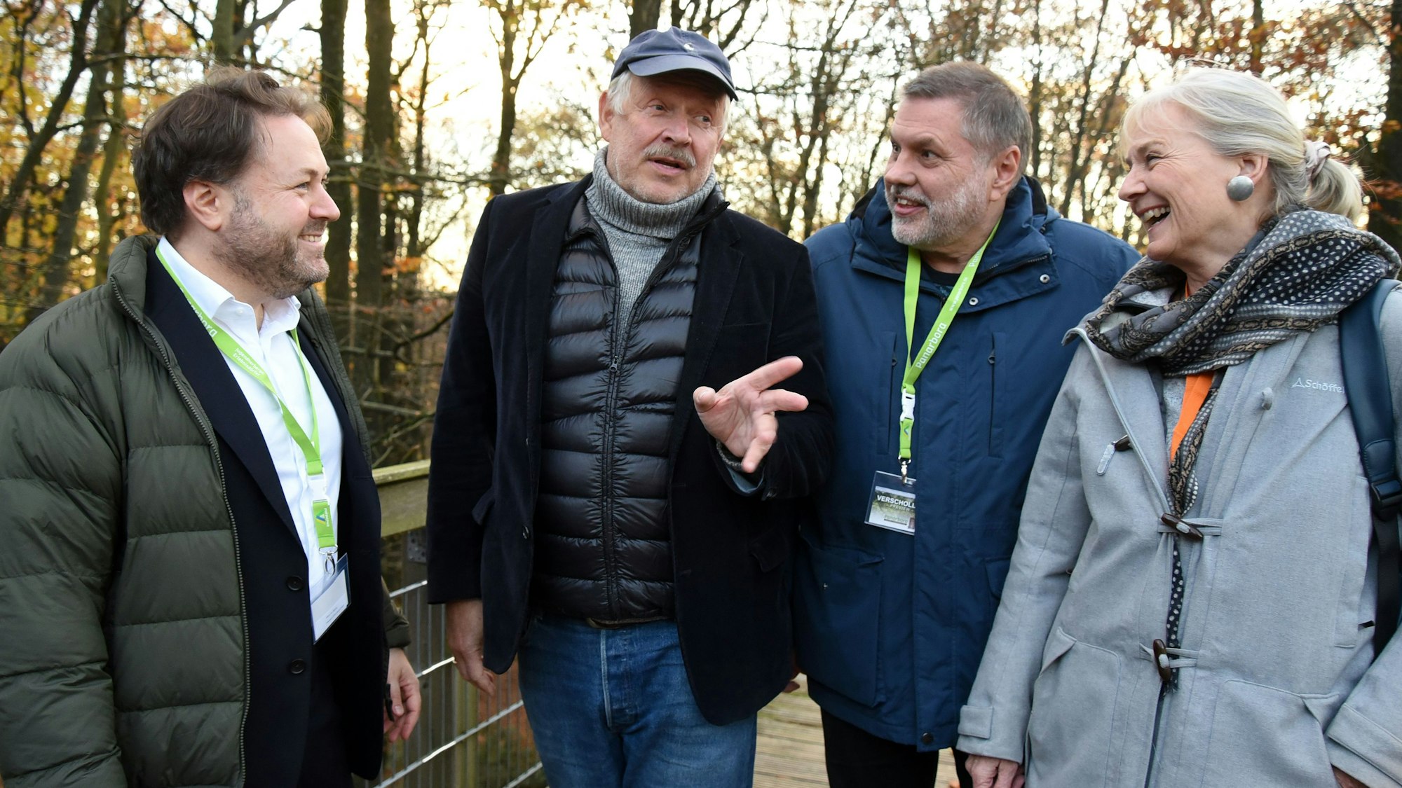 Zur Premiere des ARD-Fernsehfilms „Verschollen“ kamen Regisseur Daniel Harrich (von links), Schauspieler Axel Milberg, Klemens Laschefski sowie Marie Kaub (WDR-Rundfunkrat) nach Waldbröl und wagten sich dort auch auf den Baumwipfelpfad im Naturerlebnispark Panarbora.