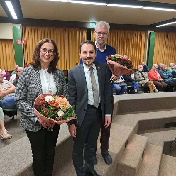 Niederkassels Bürgermeister Matthias Großgarten (Mitte) mit seinen neu gewählten Stellvertretern Friedemann Immer und Barbara Lülsdorf.