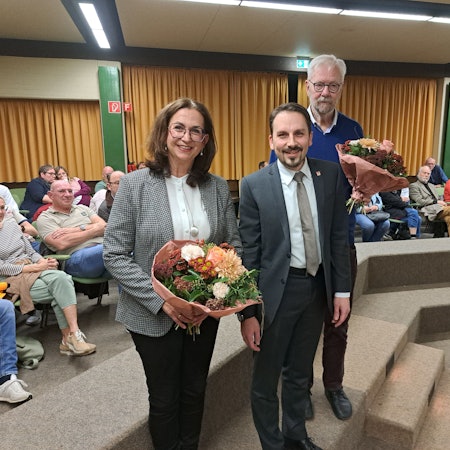 Niederkassels Bürgermeister Matthias Großgarten (Mitte) mit seinen neu gewählten Stellvertretern Friedemann Immer und Barbara Lülsdorf.