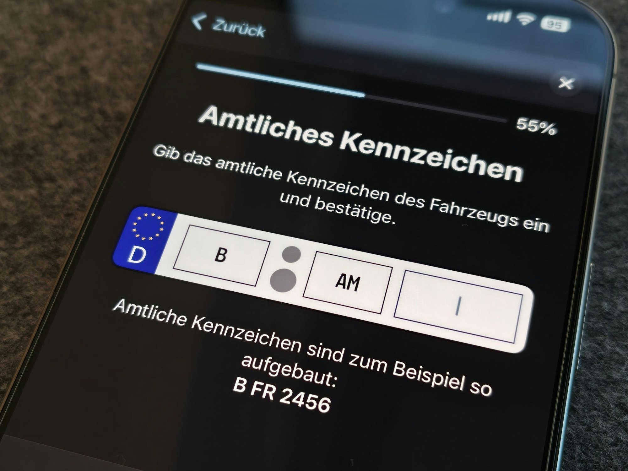 Kennzeichen eintragen, Ausweis scannen - und man kann den Fahrzeugschein herunterladen.