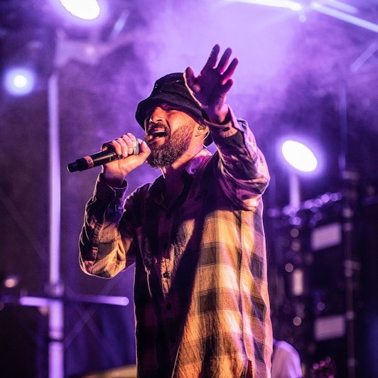 Reggae-Sänger Gentleman bei seinem Auftritt im "Schrotty" in Bickendorf.